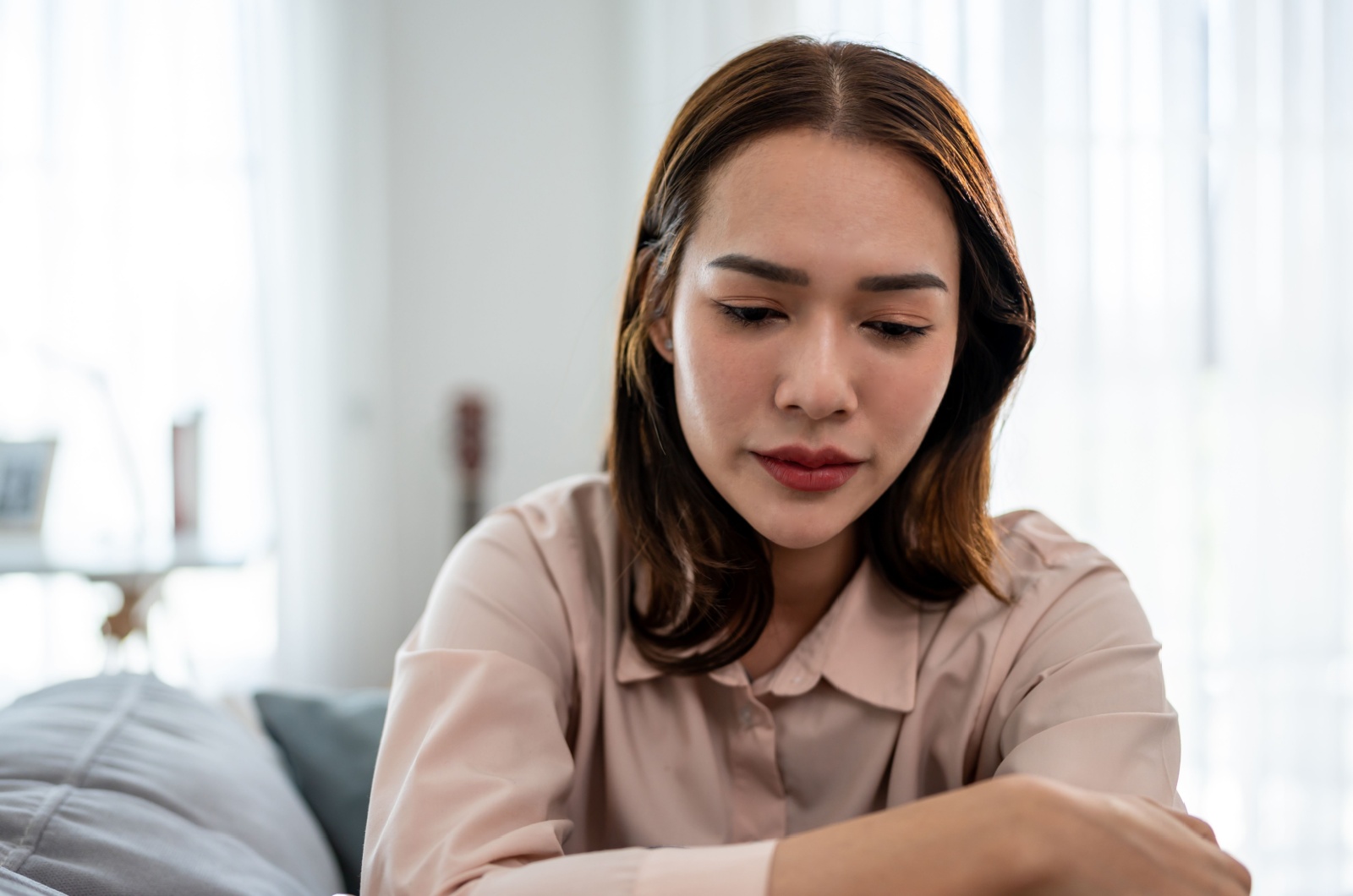 frau schaut nach unten