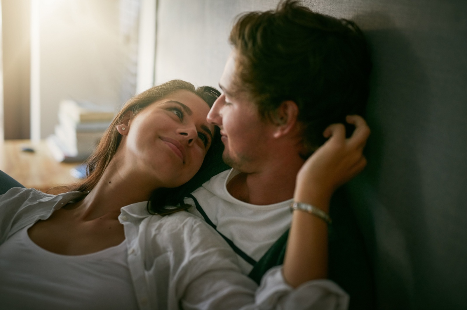 frau sieht mann sehr verliebt an