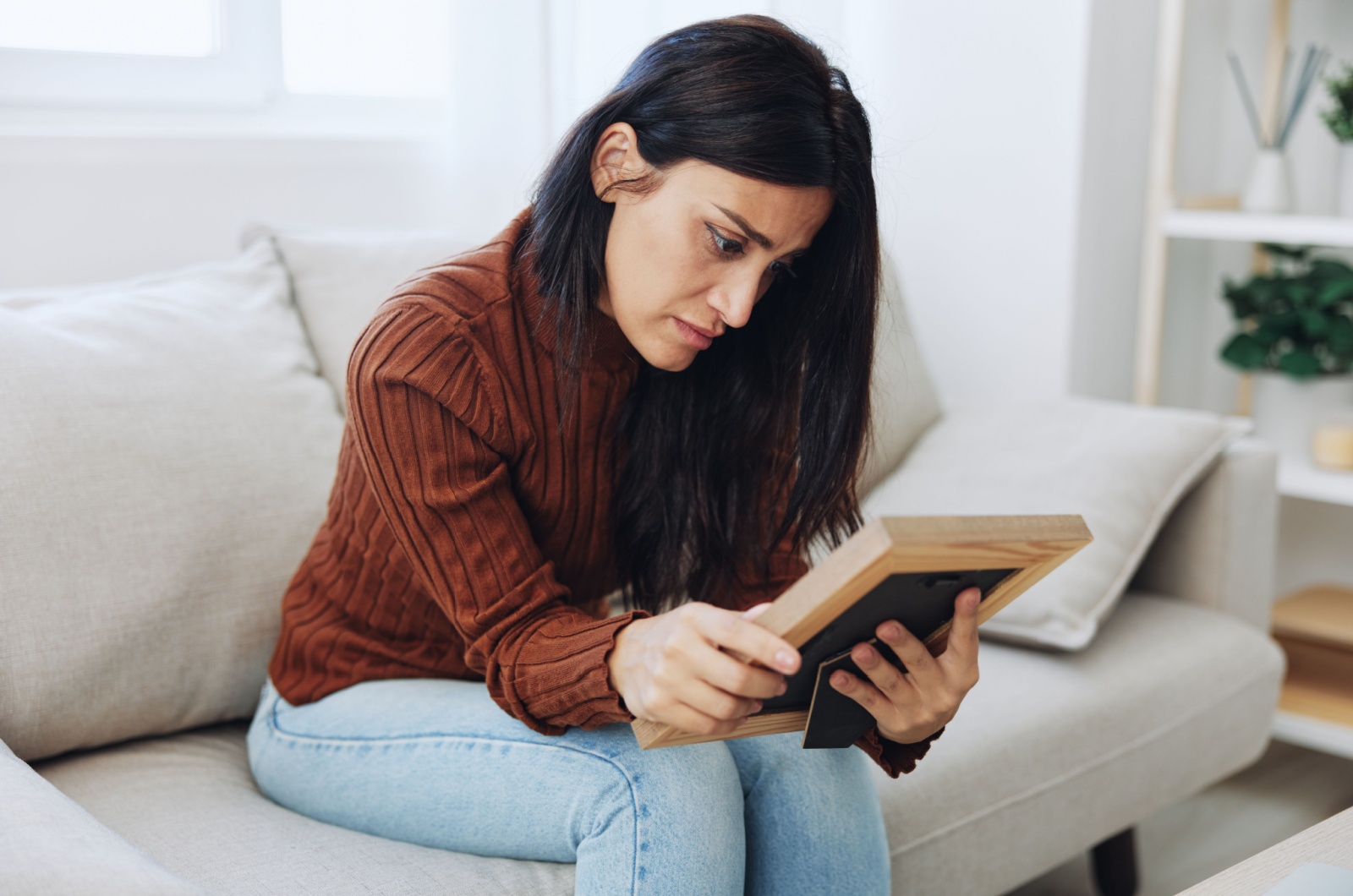 frau sieht sich ein bild an