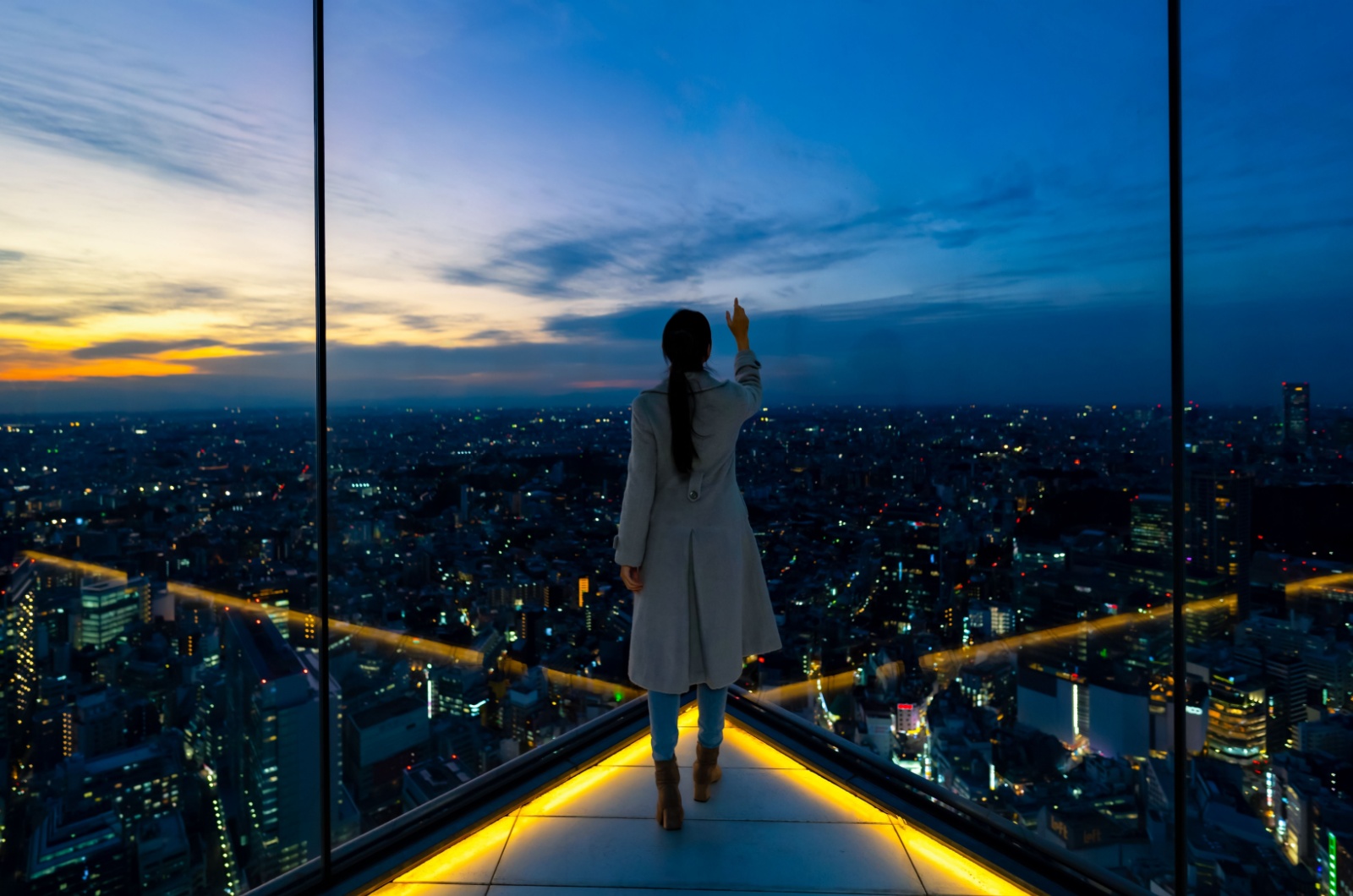 frau sieht sich stadt an