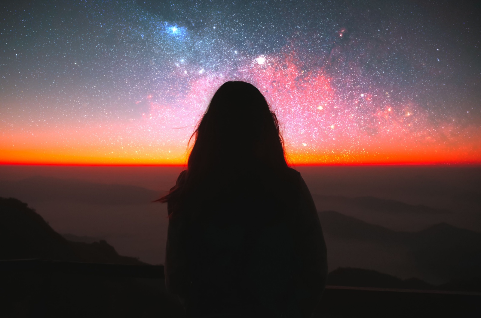 frau sieht sich sterne an