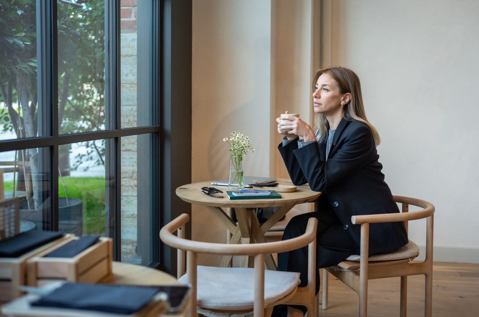 frau sitzt alleine im kaffee