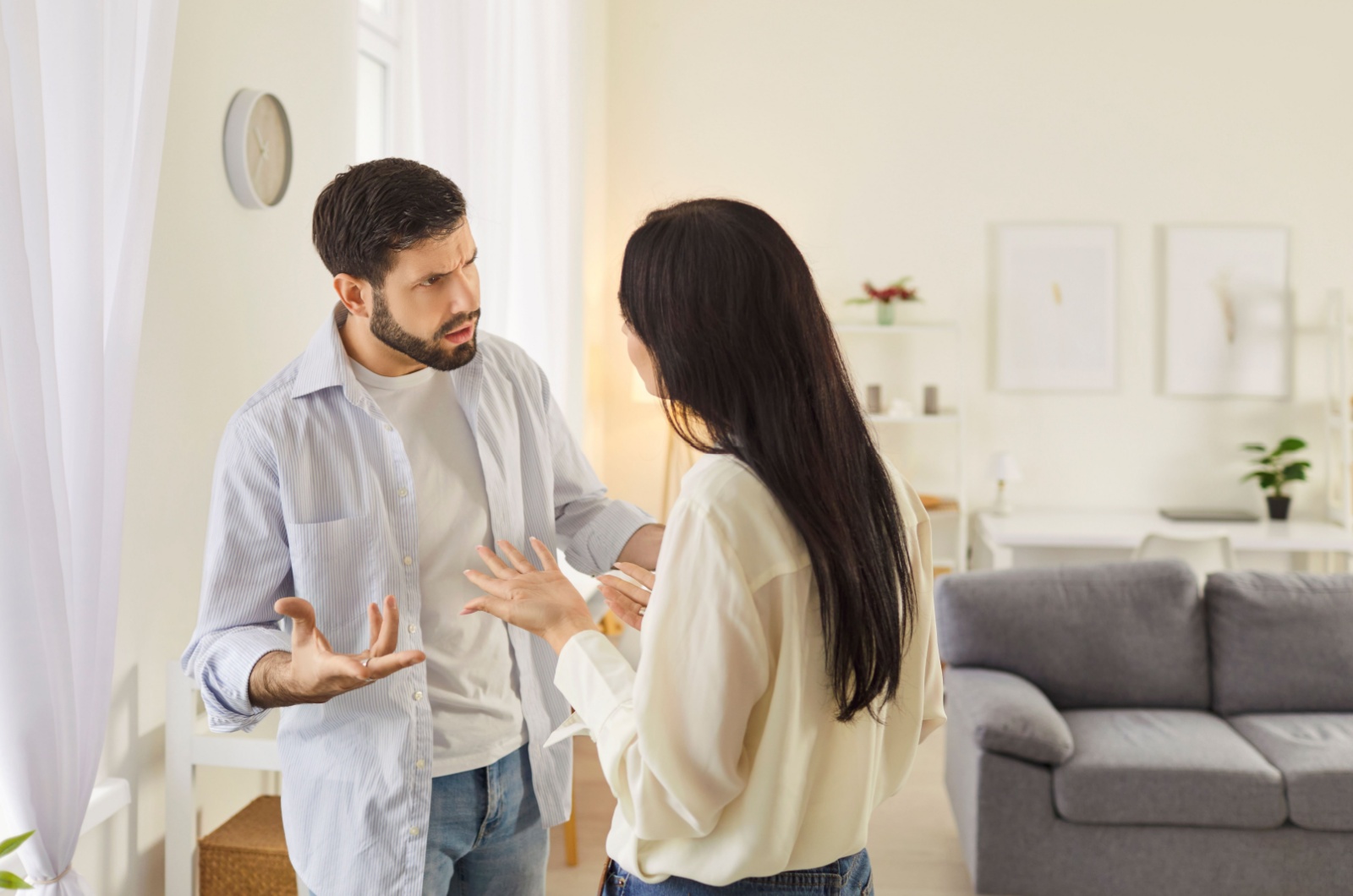 frau streitet mit mann