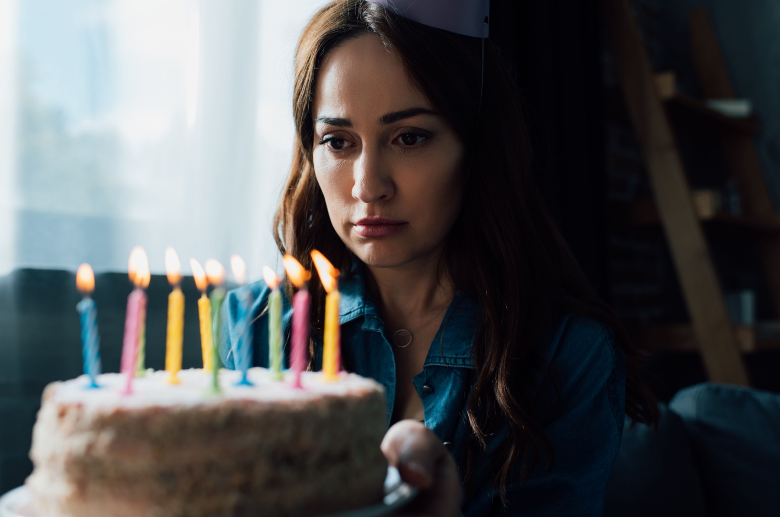 frau traurig mit geburtstagskuchen