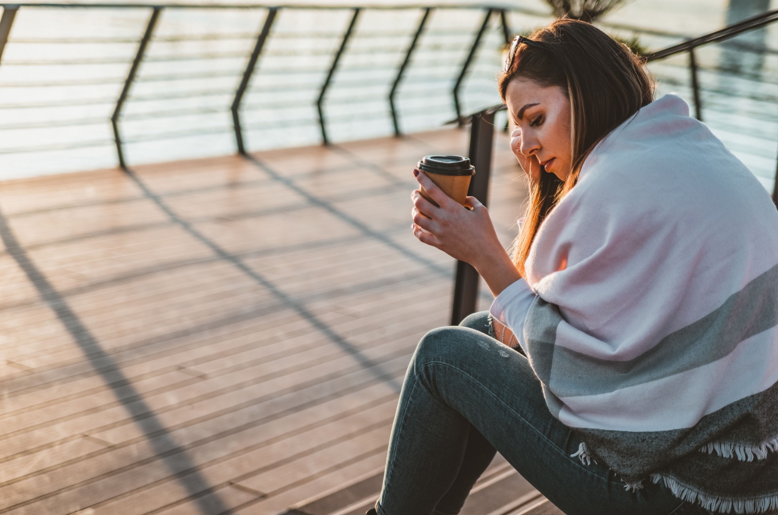 frau trinkt alleine einen kaffee
