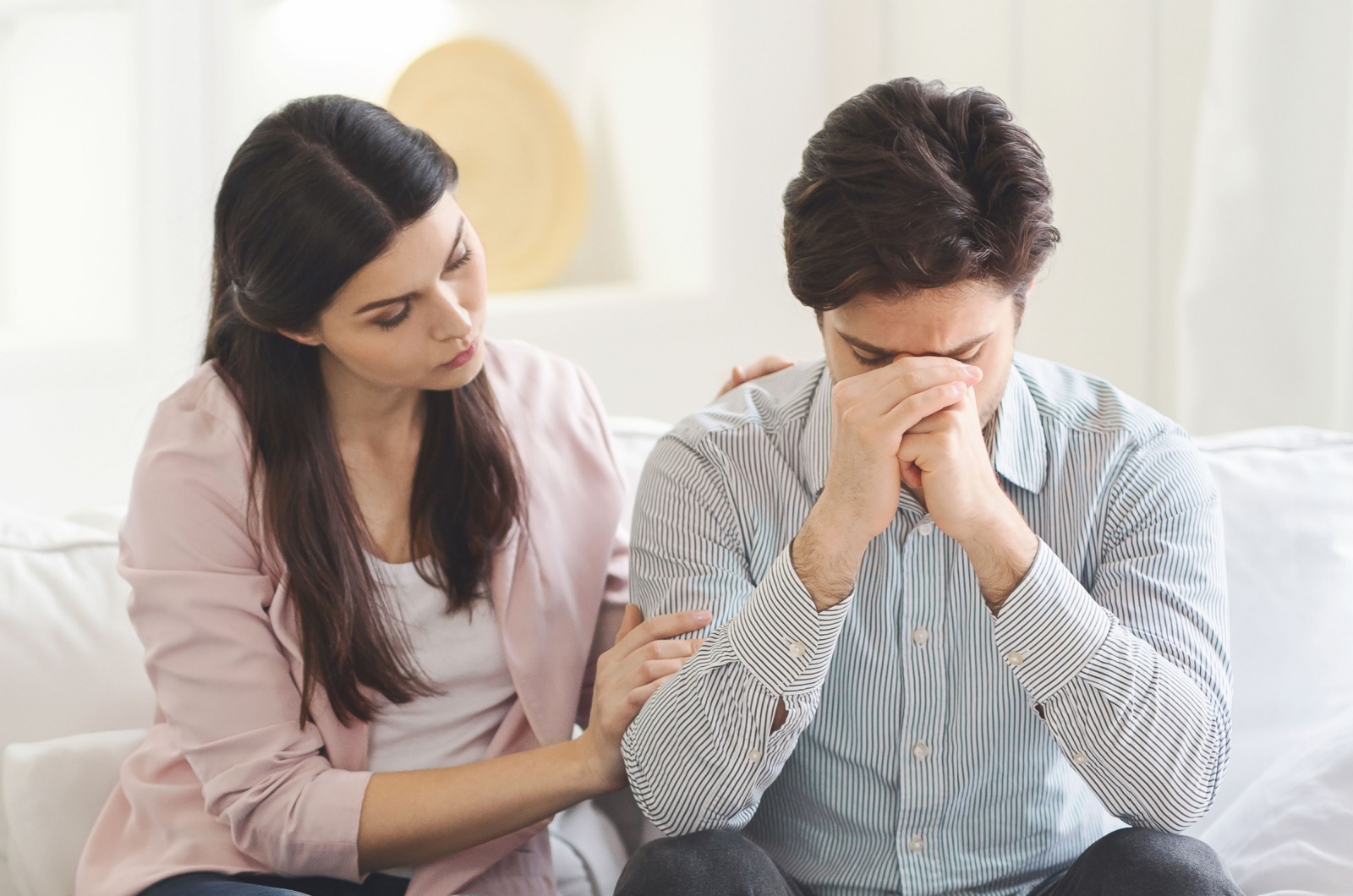 frau troestet narzissten