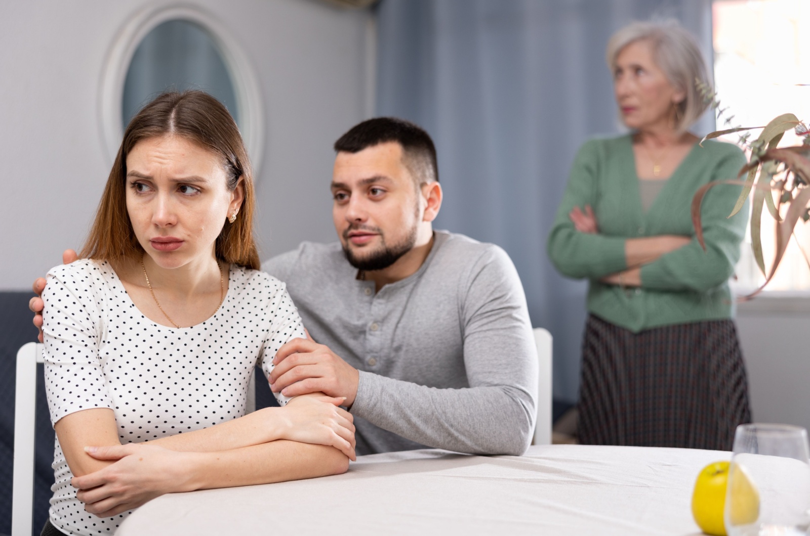 frau wird von familie erdrueckt