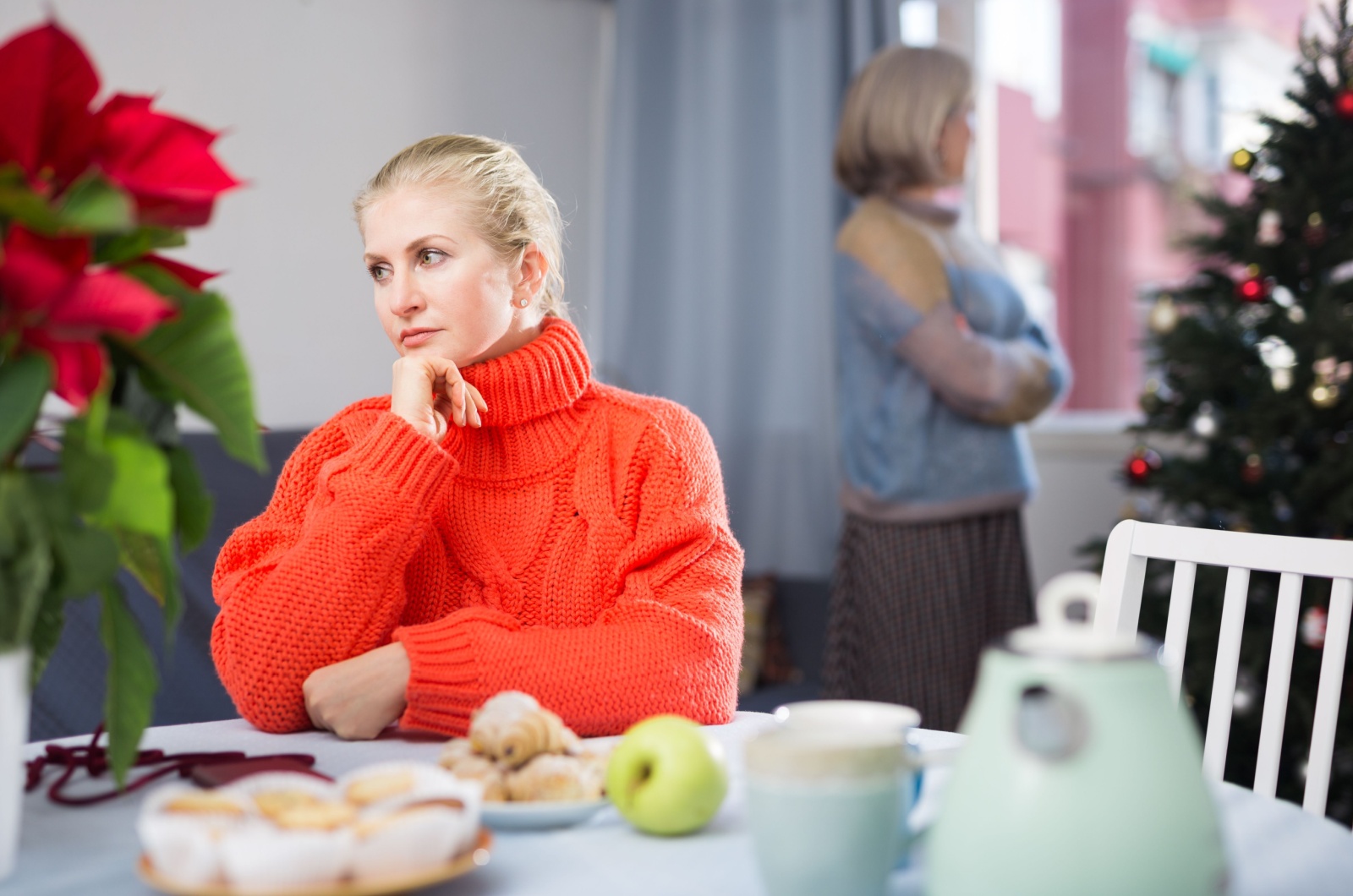 frau wuetend auf mutter