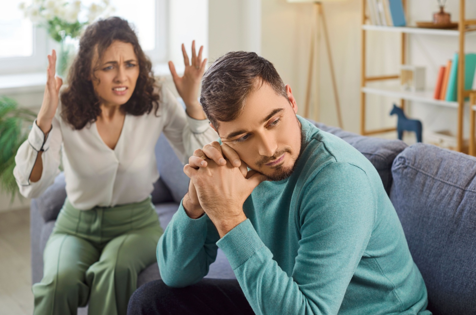 frau wuetend auf uninteressierten mann