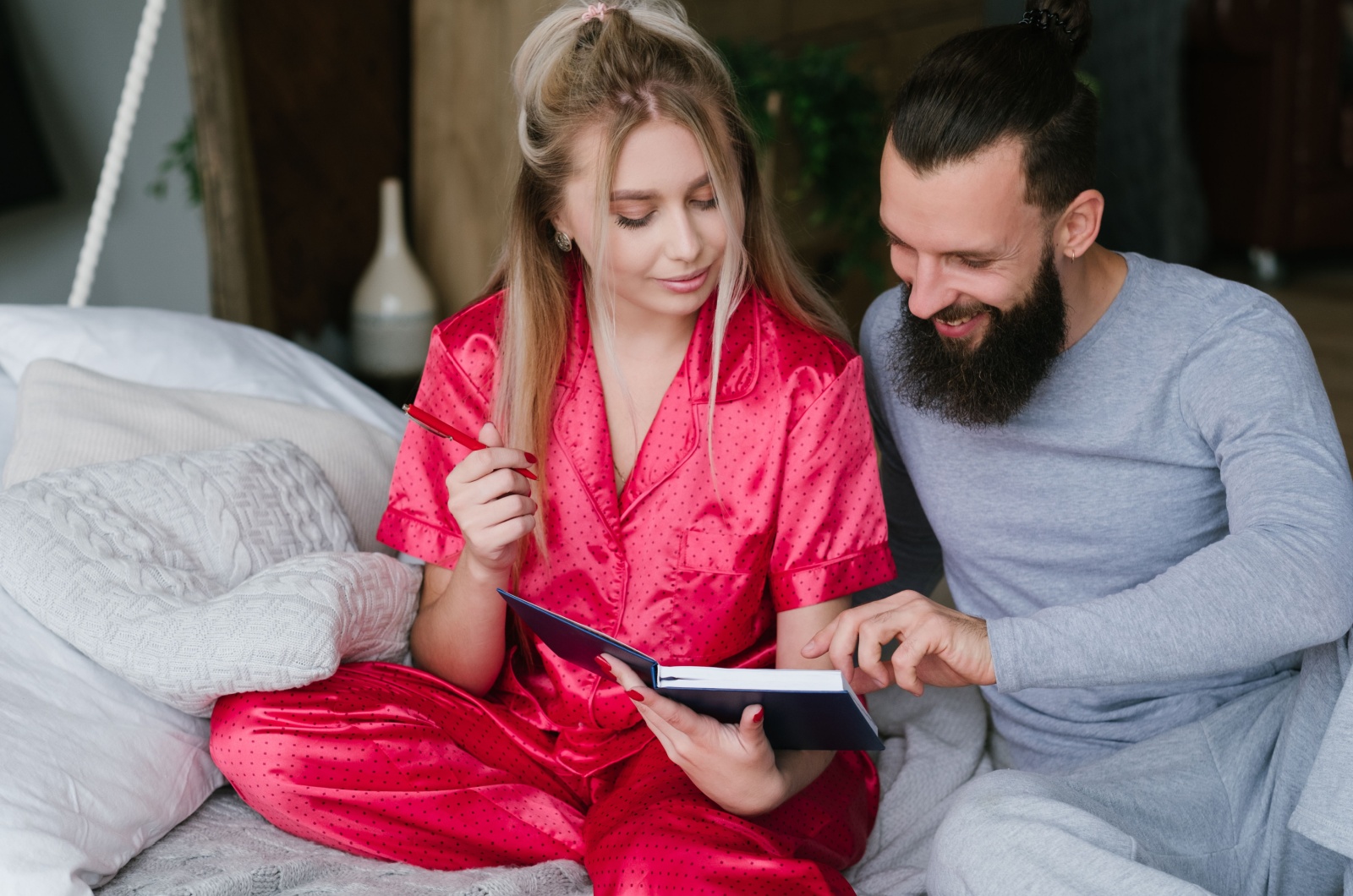 frau zeigt mann buch