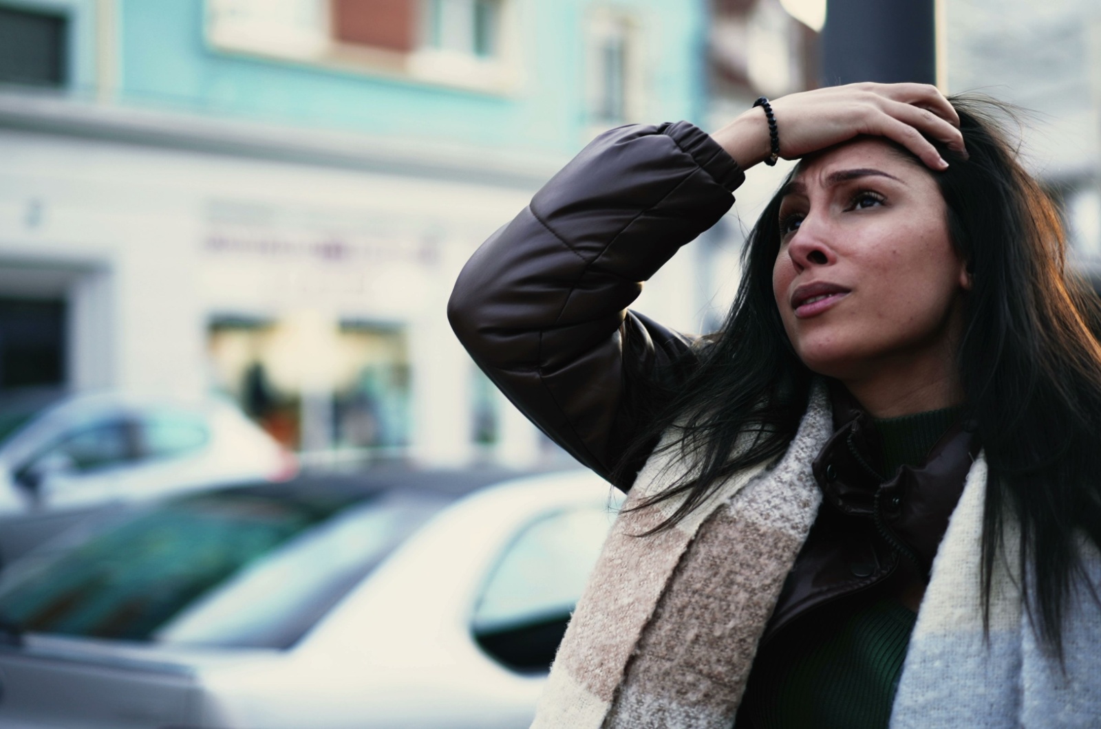 gestresste frau auf der strasse