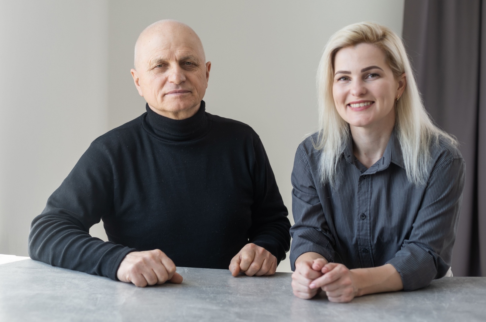 juengere frau und ihr aelterer freund