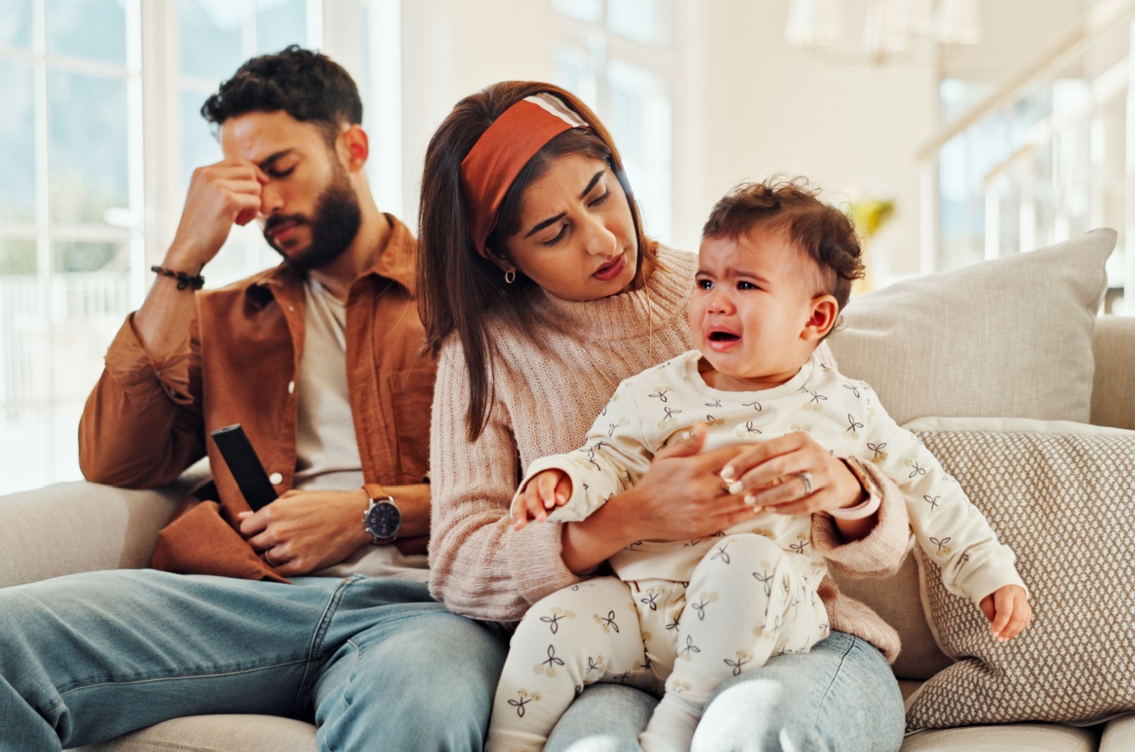 kind weint mit eltern