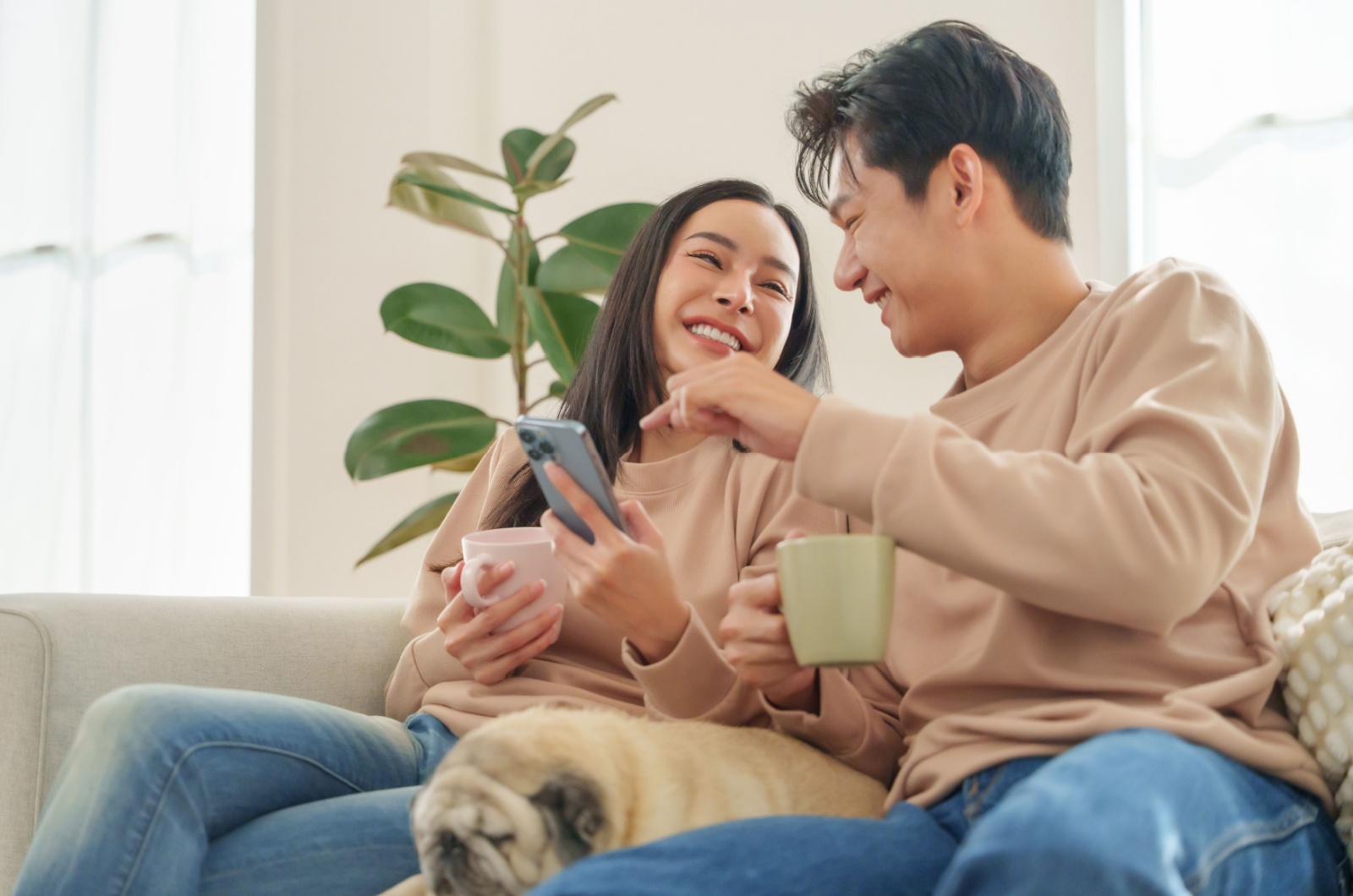 mann frau zuhause mit hund