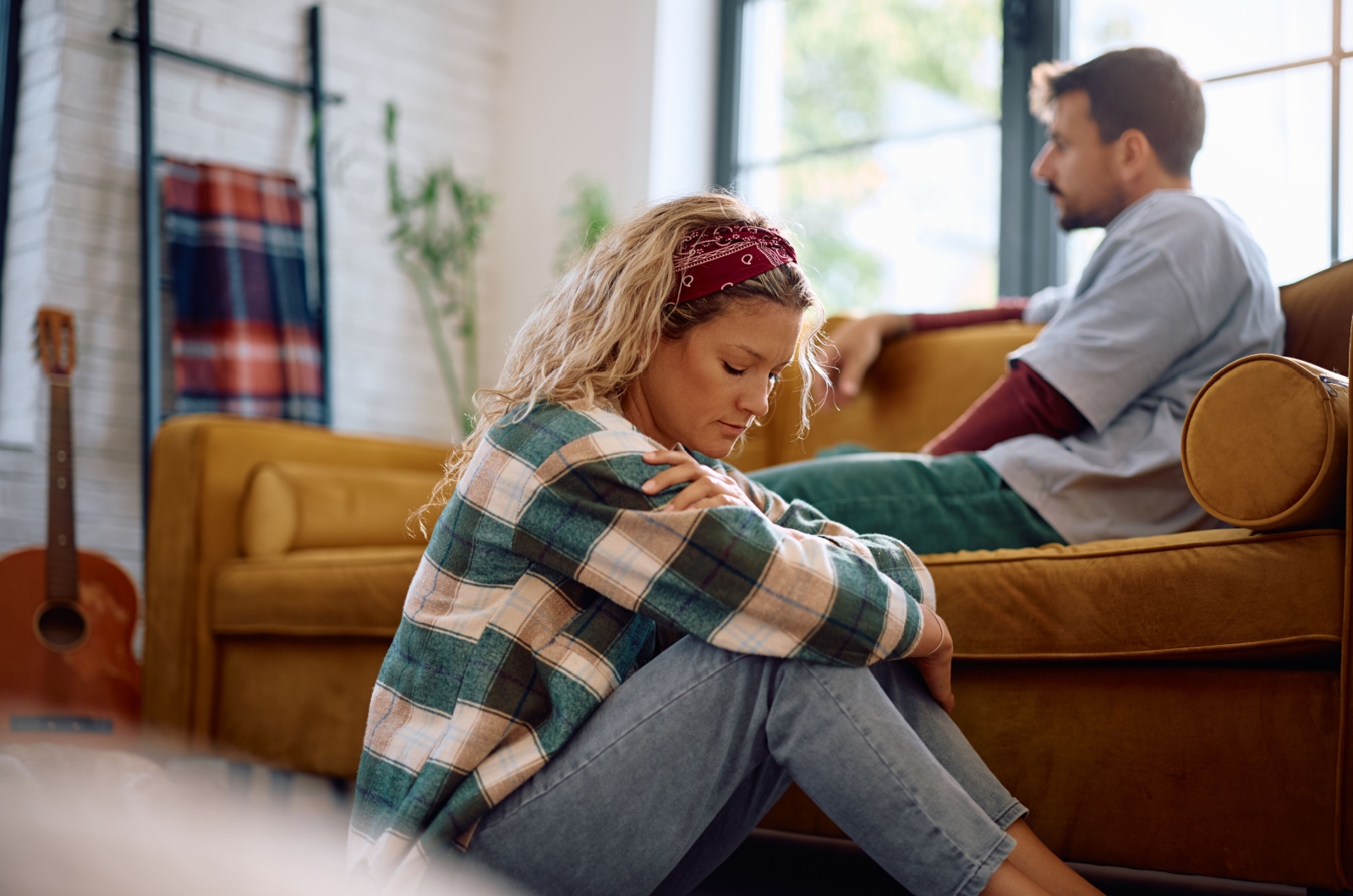 mann ignoriert erschoepfte frau