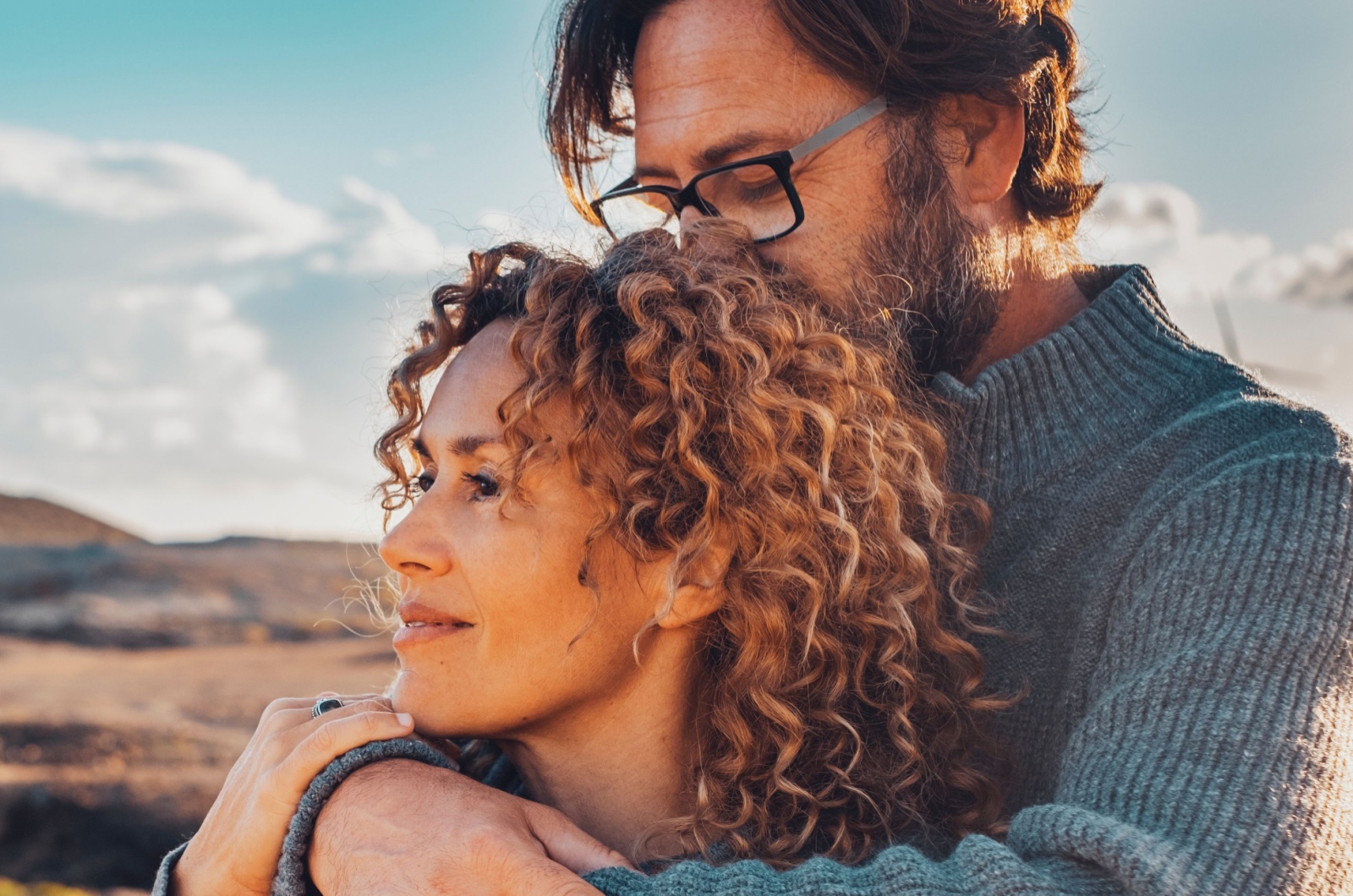 mann kuesst frau ins haar