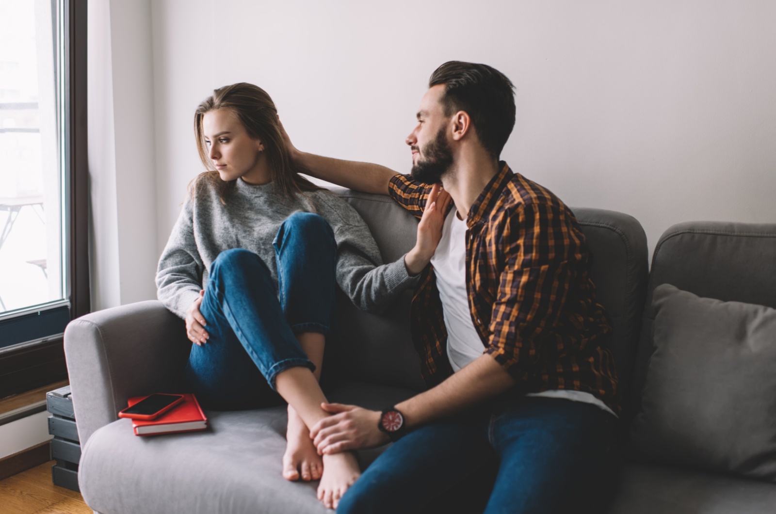 mann manipuliert eine frau