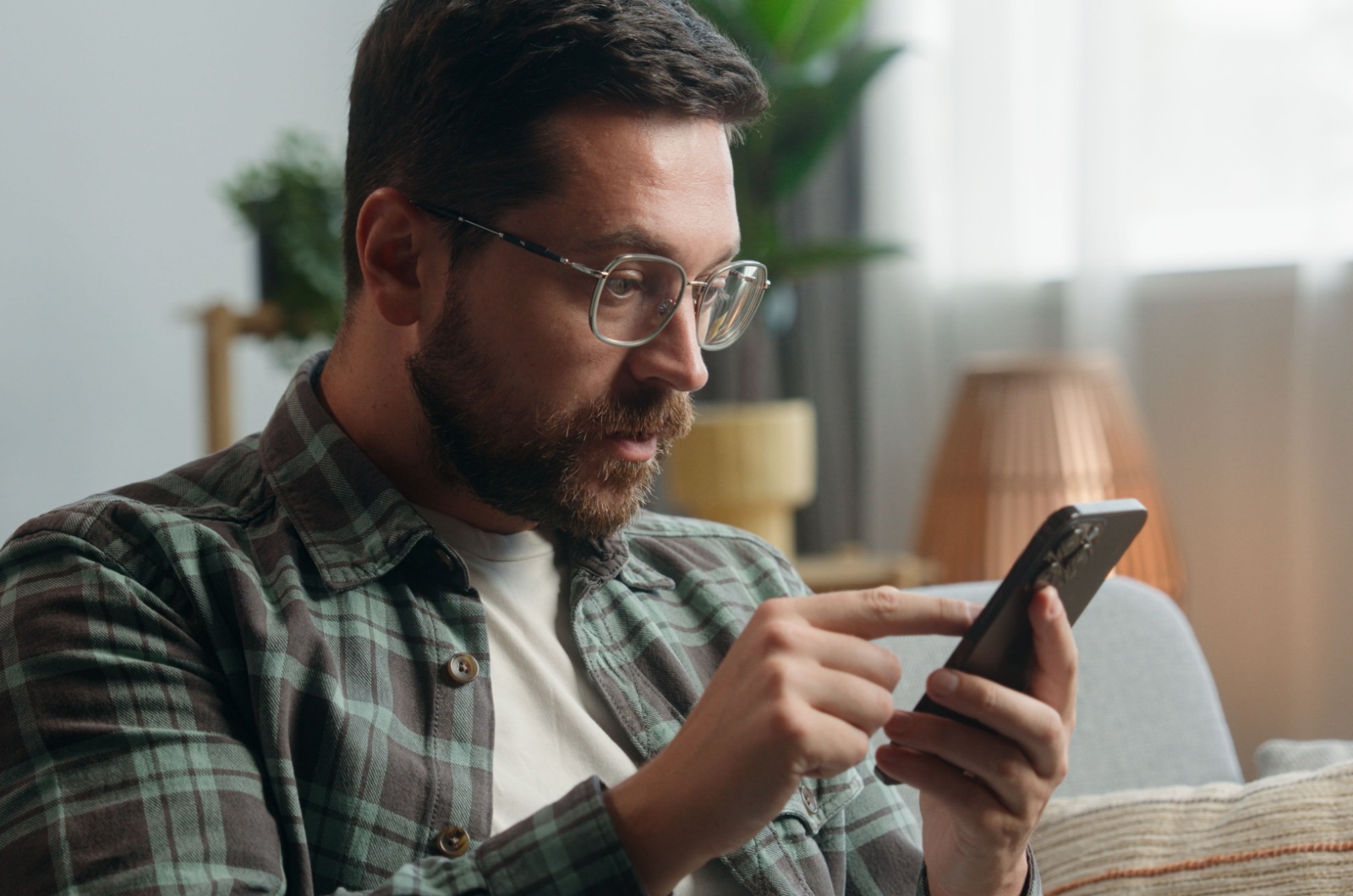 mann sieht schockiert aufs hady