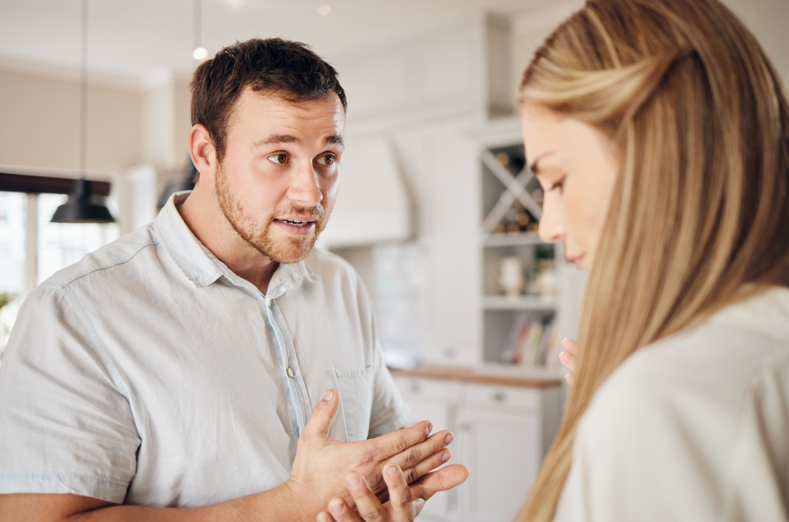 mann und frau im grossen streit