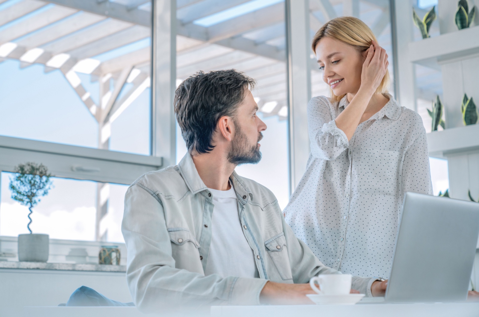 mann und frau reden in der arbeit