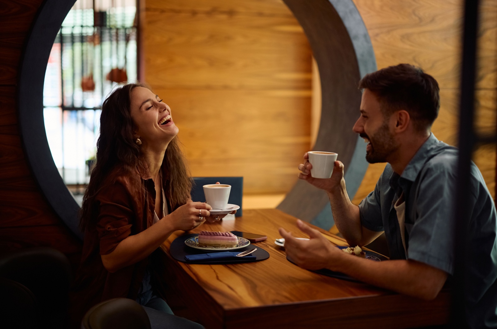 mann und frau trinken kaffee