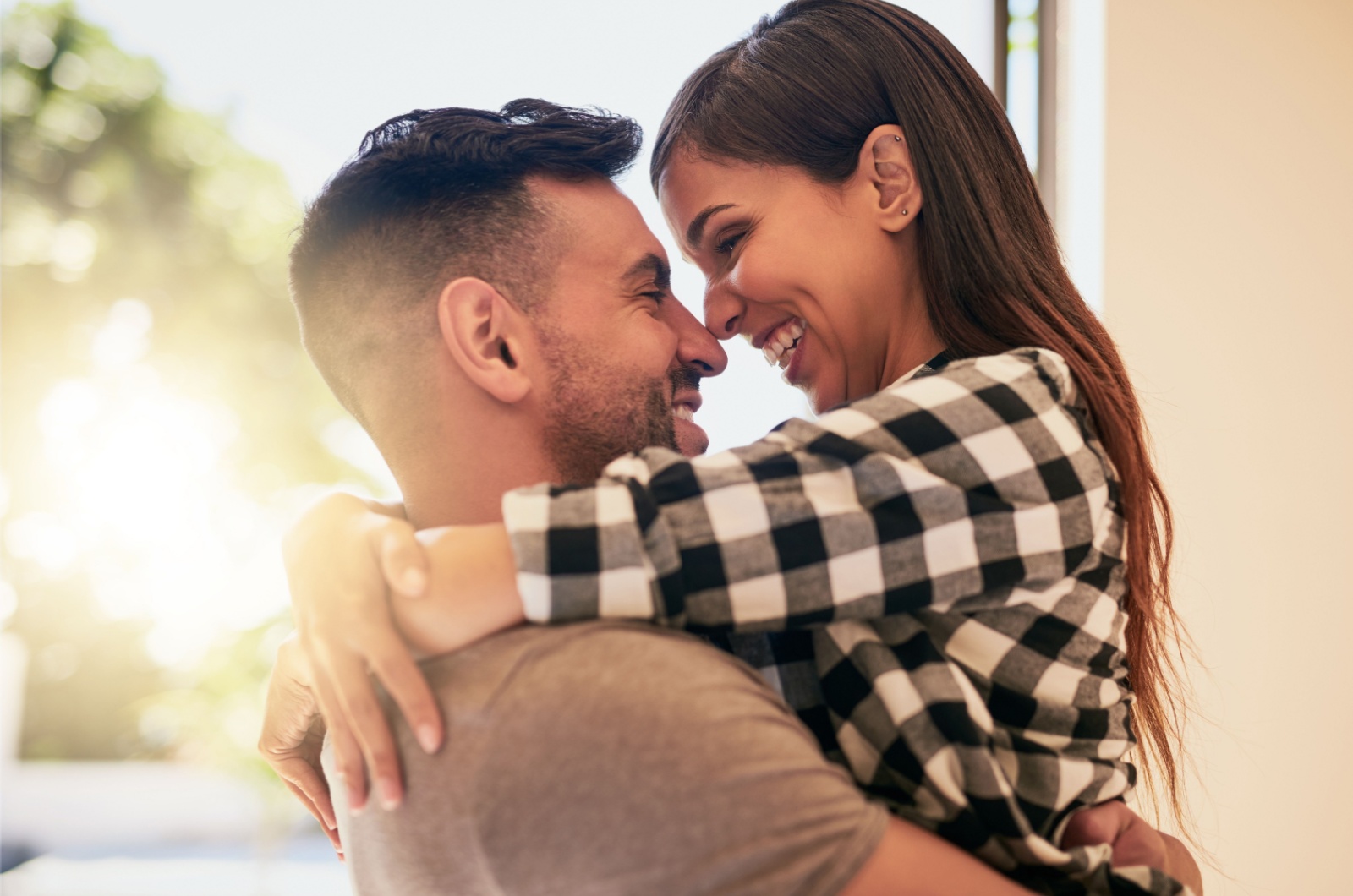 mann und frau umarmen sich