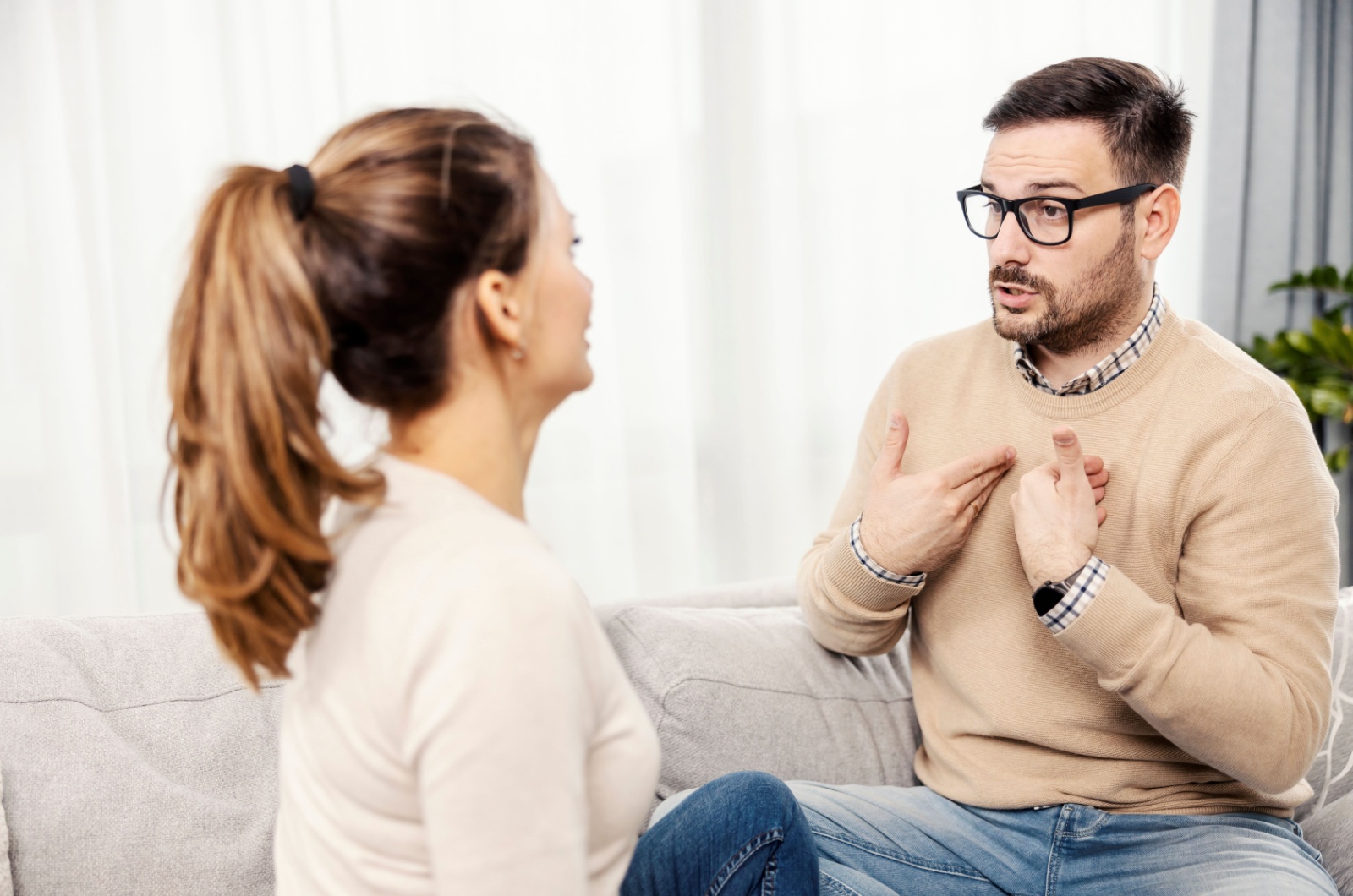 mann versucht sich zu erklaeren