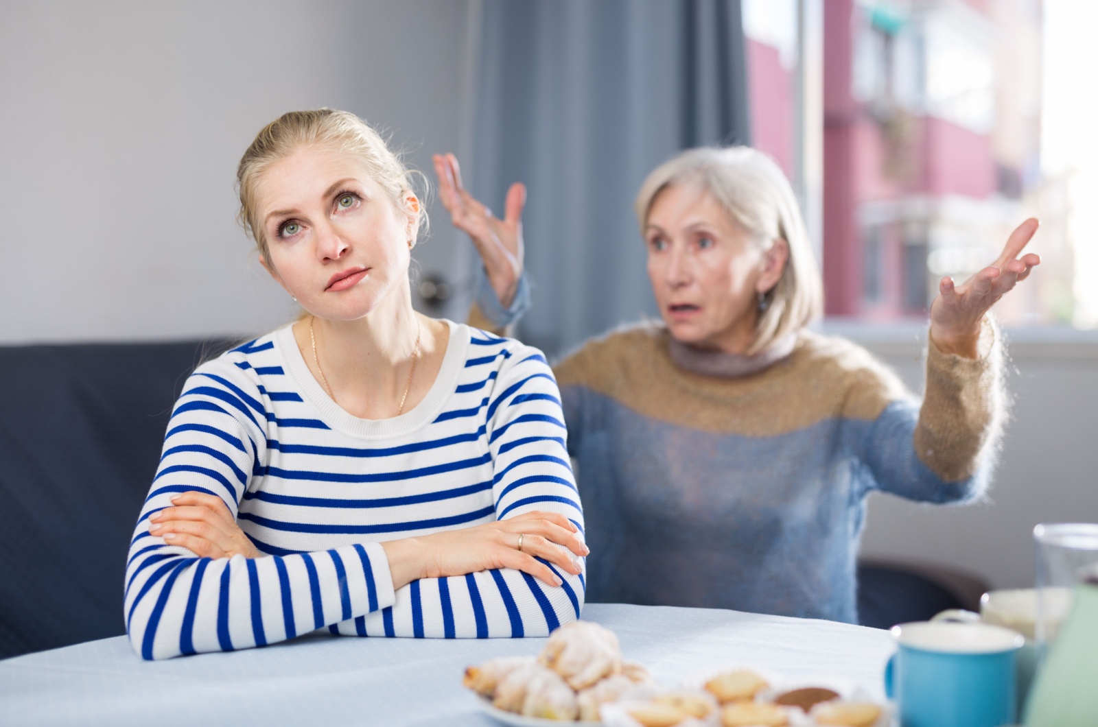 mutter nervt tochter