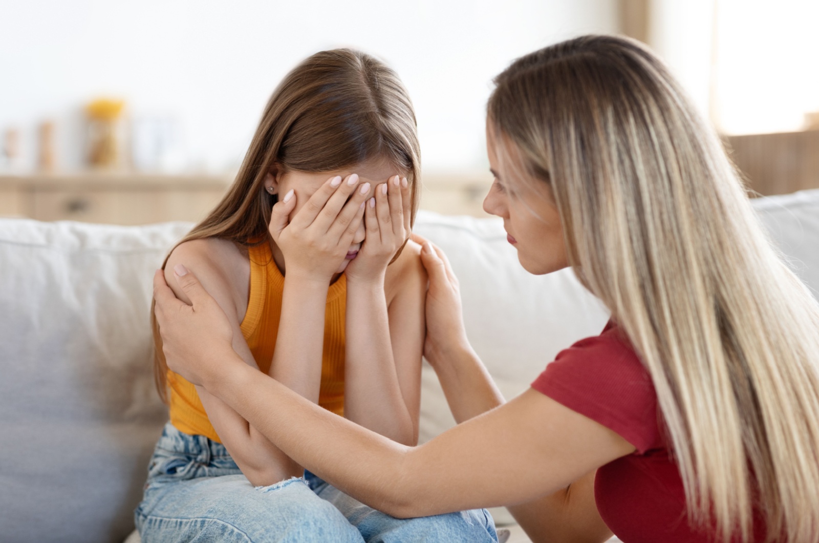 mutter troestet tochter