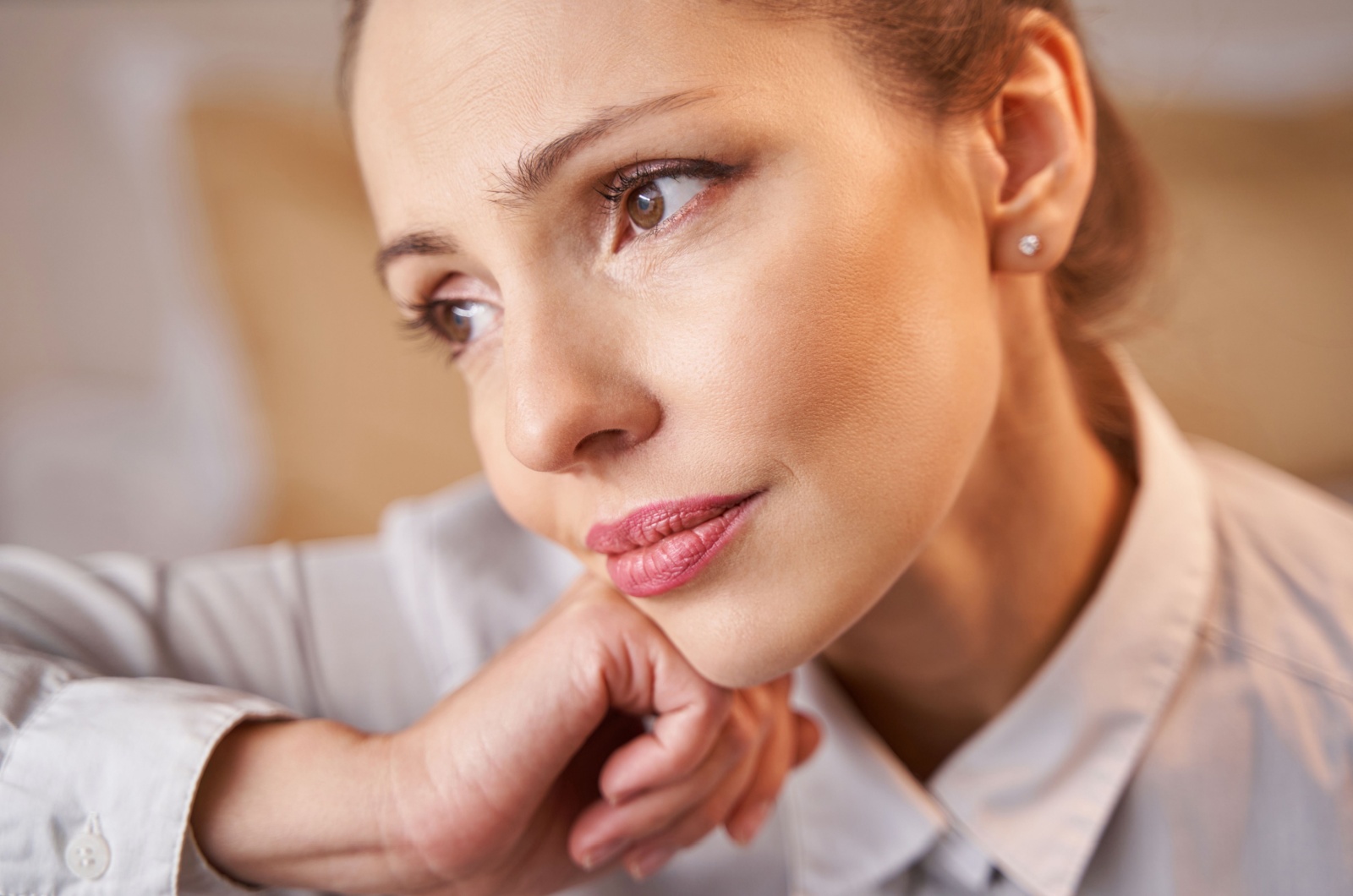 nachdenkliche junge frau