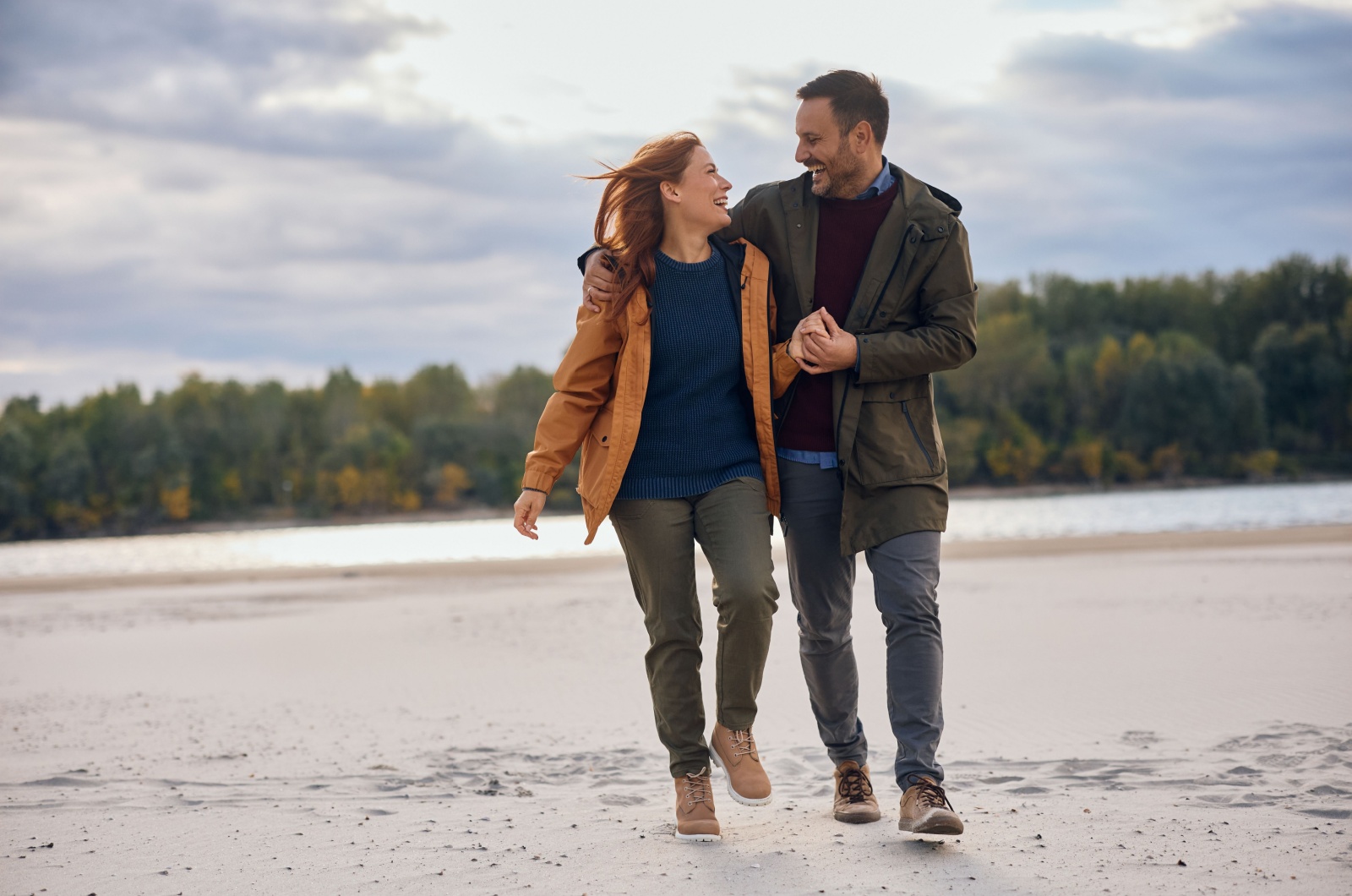 paar macht spaziergang verliebt