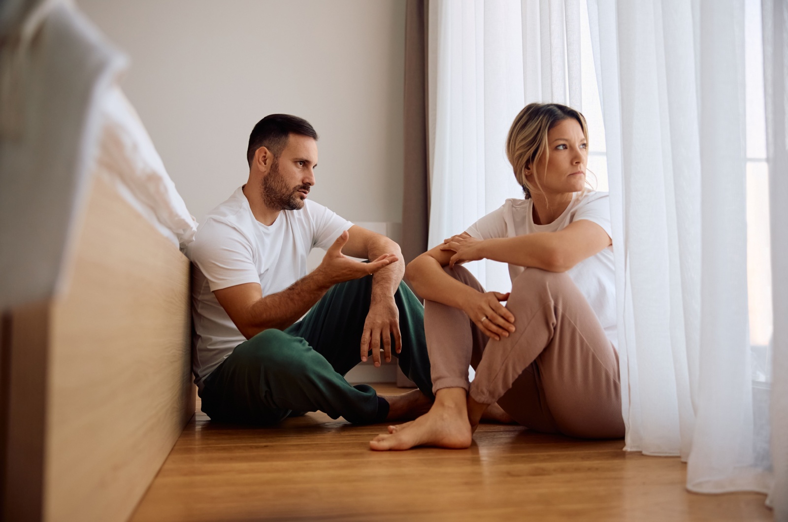 paar sitzt auf dem boden