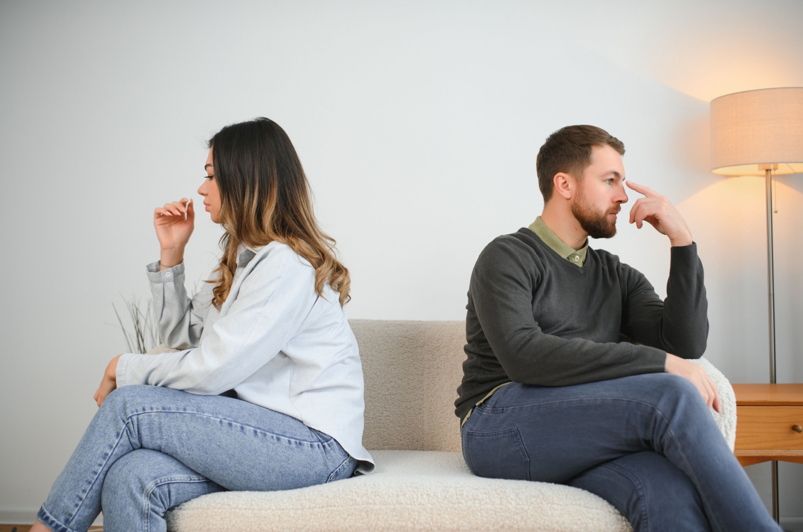 paar sitzt weit auseinander zerstritten