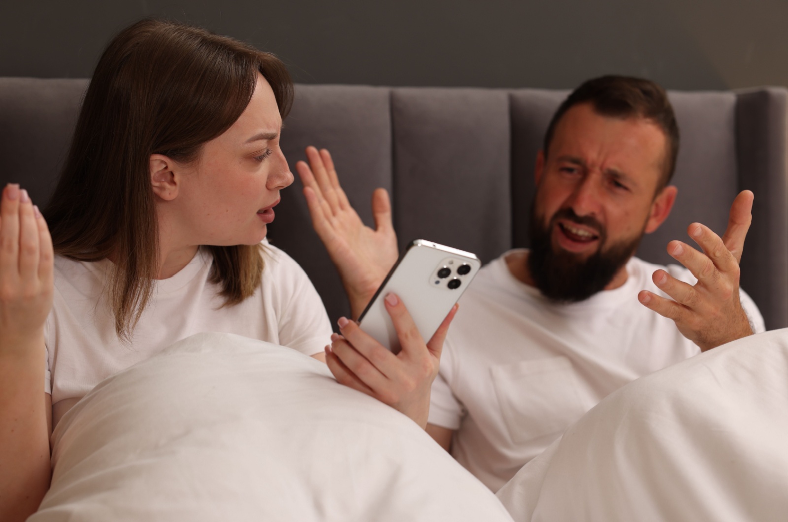 paar streitet im bett