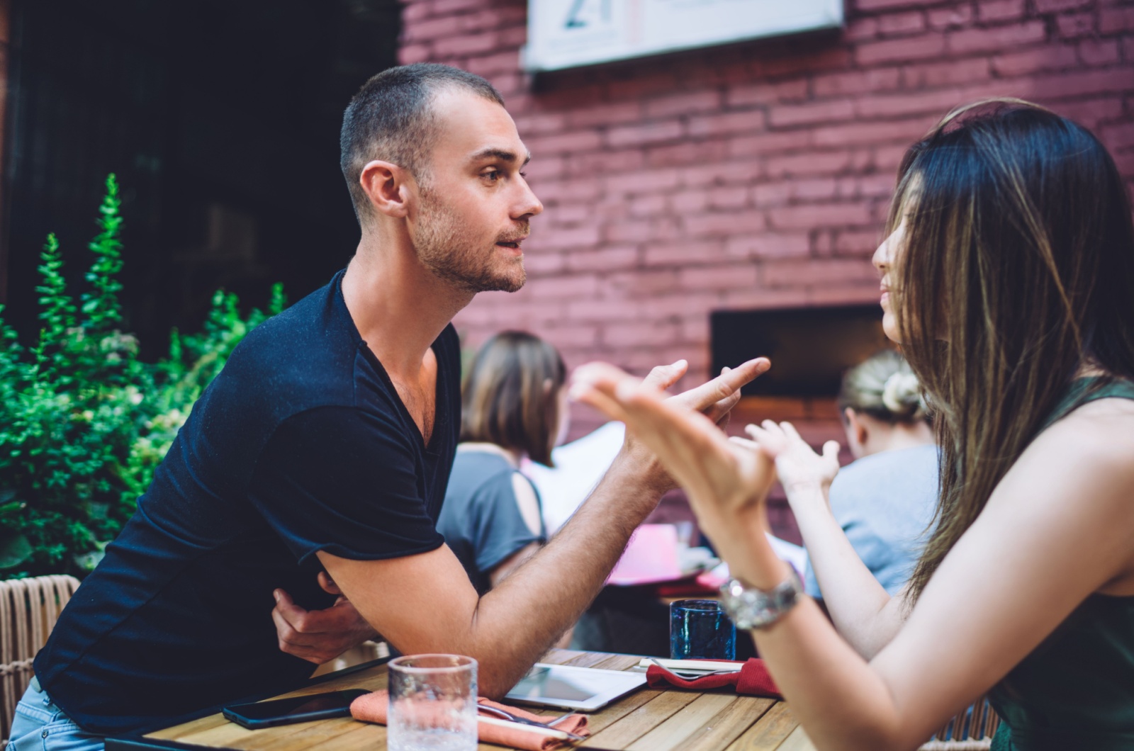 paar streitet in oeffentlichkeit