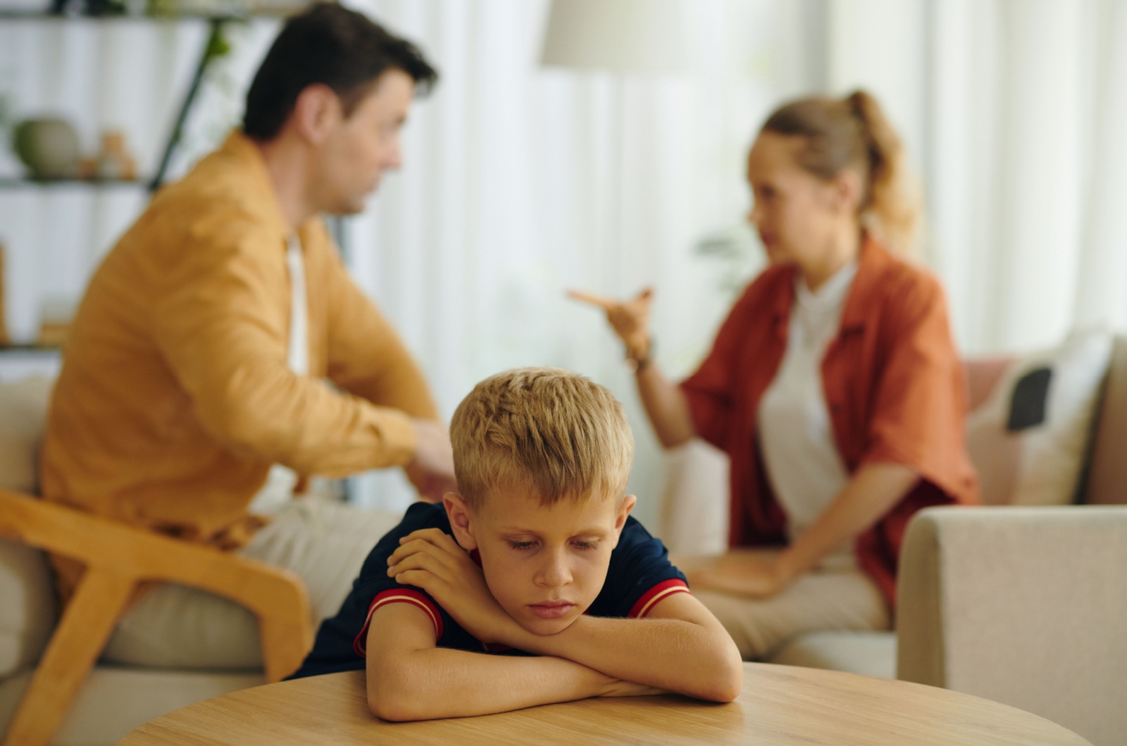 paar streitet vor kind