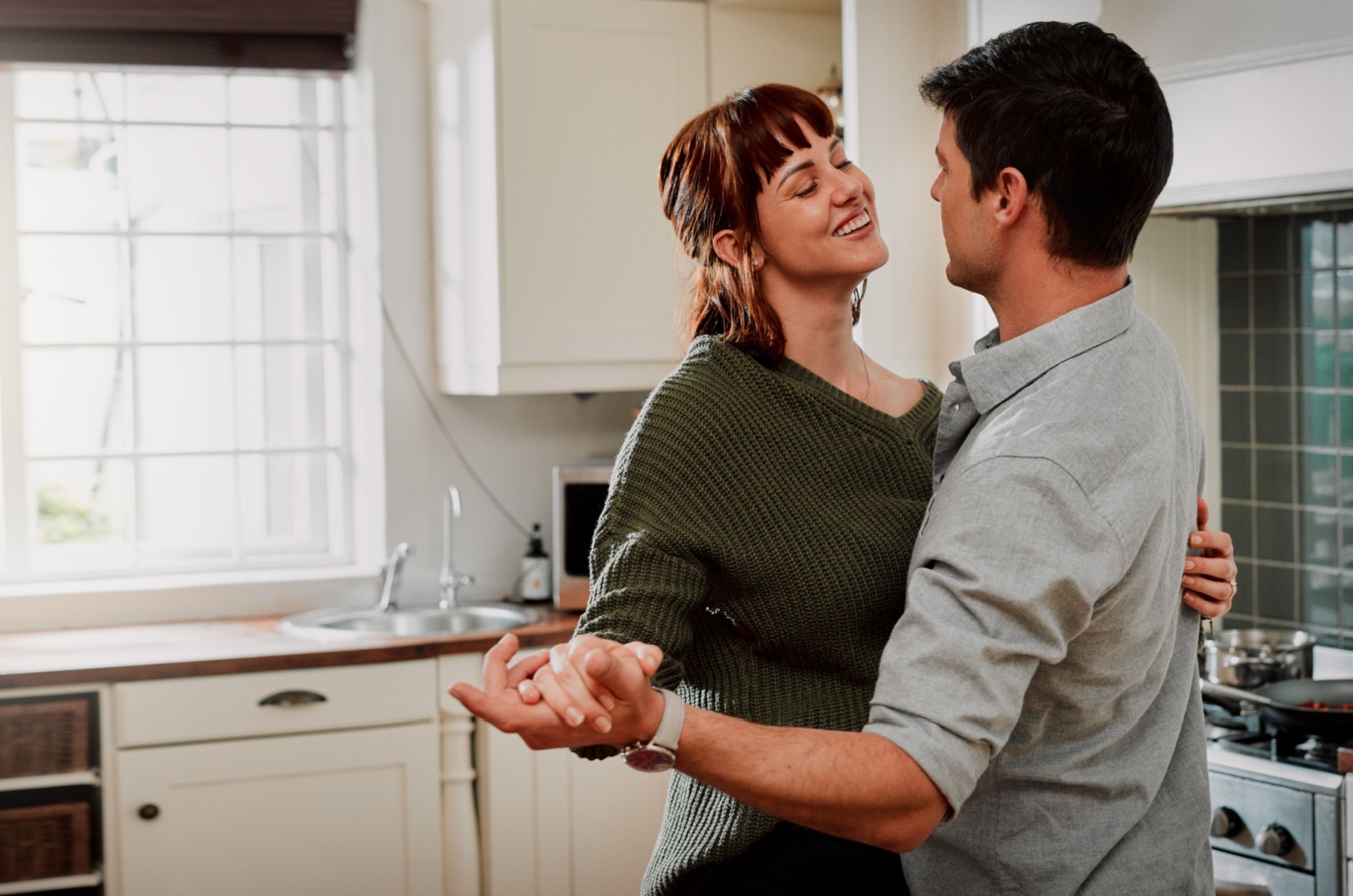 paar tanzt in kueche