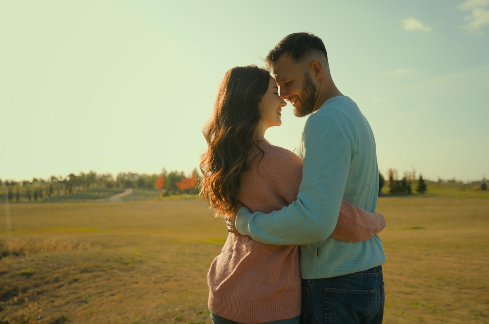 paar umarmt sich verliebt