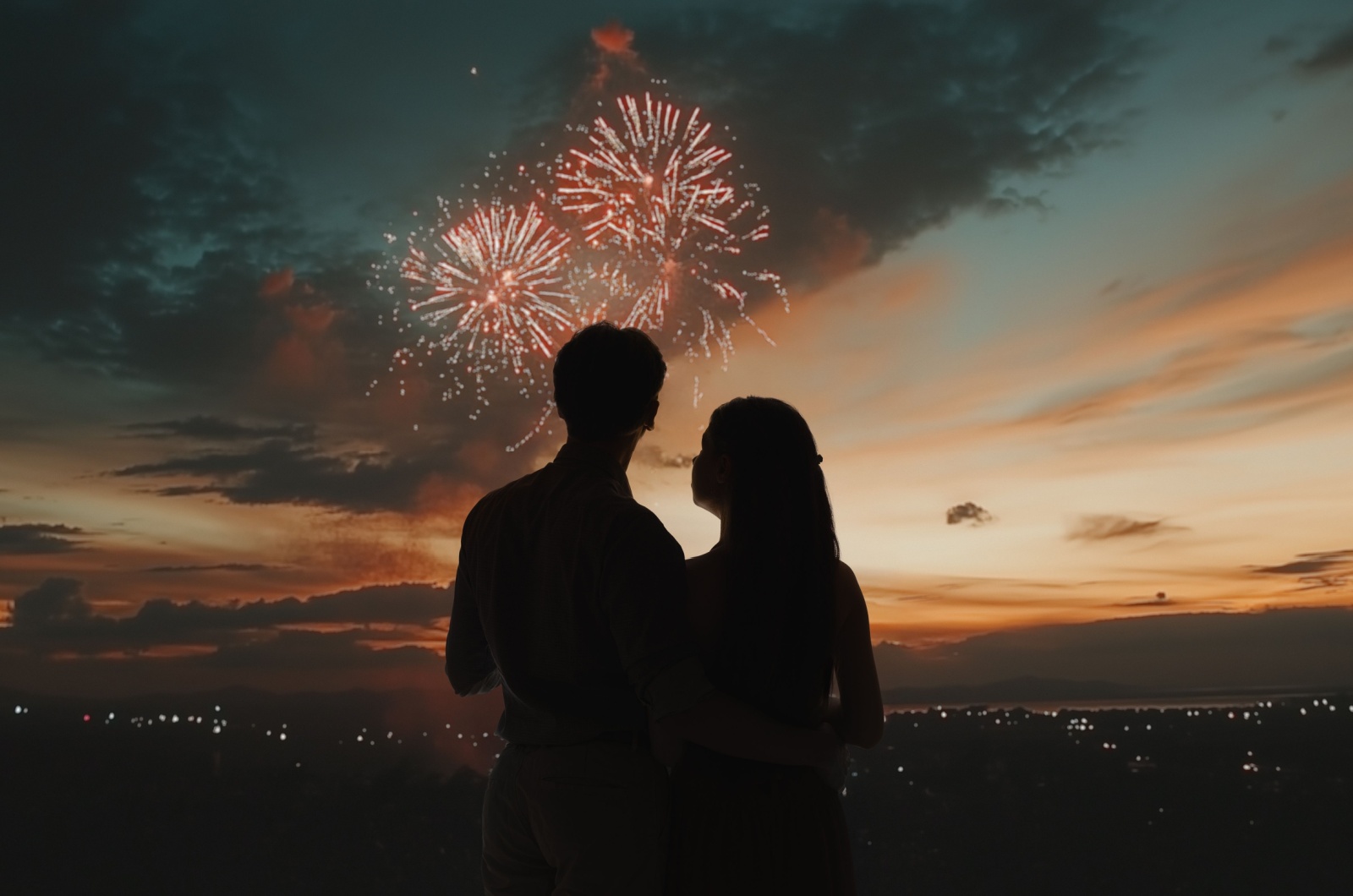 paar und ein fuerwerk