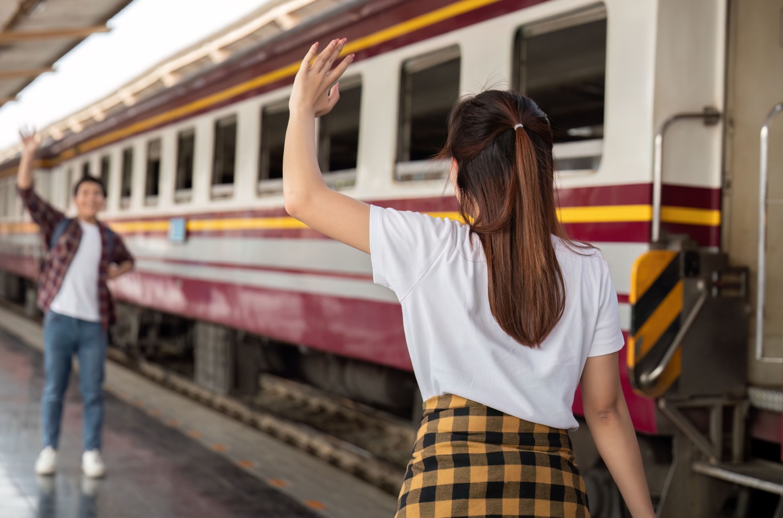 paar verabschiedet sich