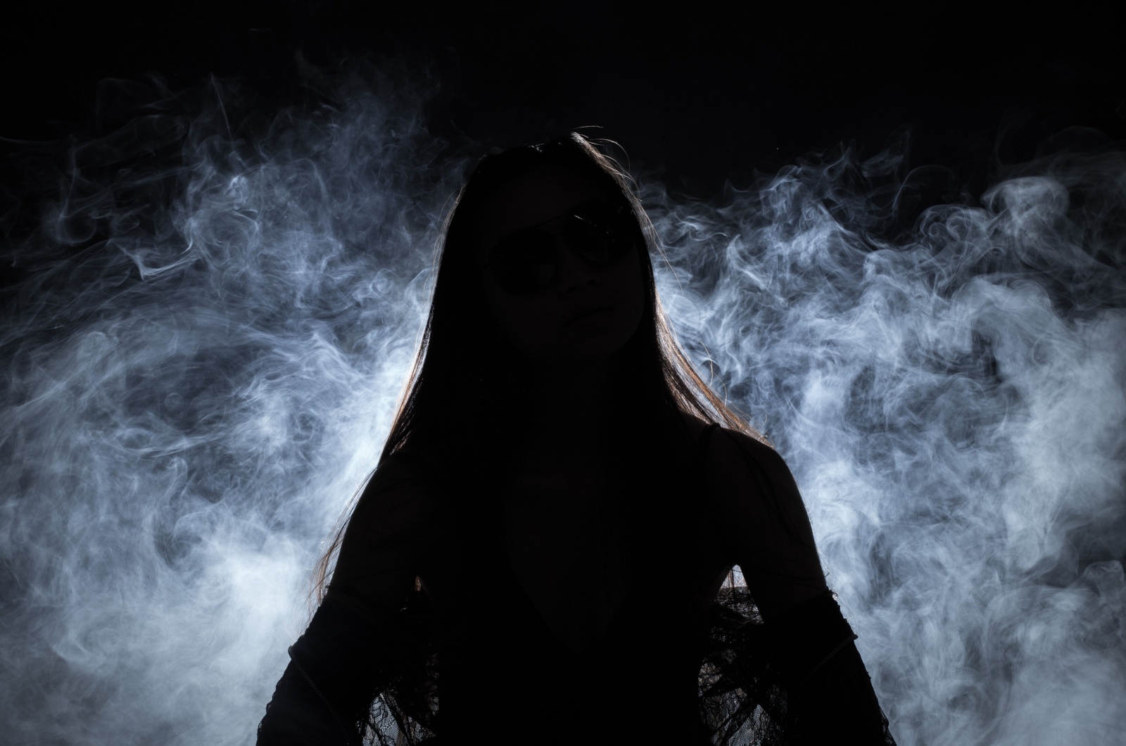 schatten einer frau im nebel