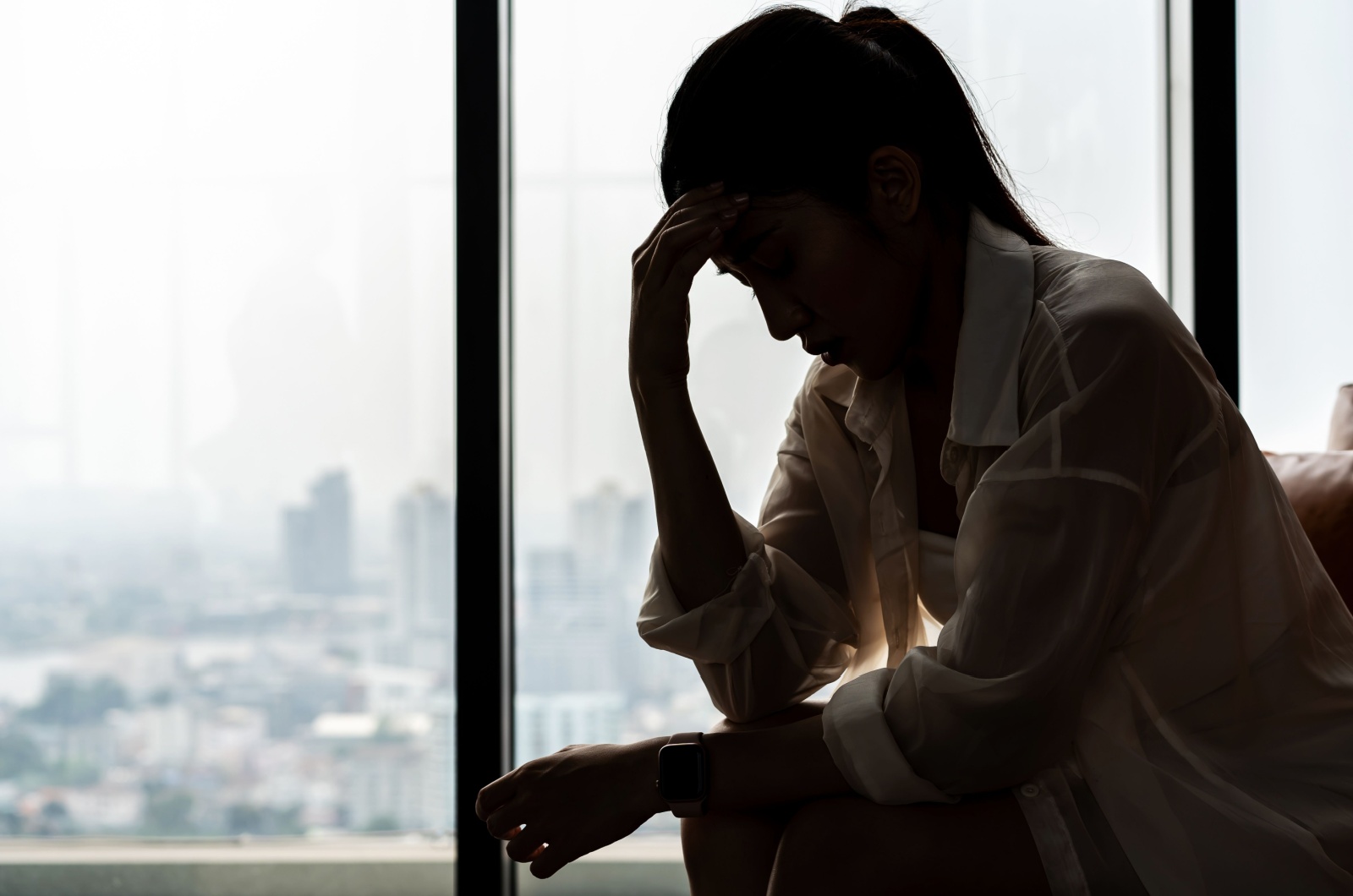 schatten einer frau vor fenster