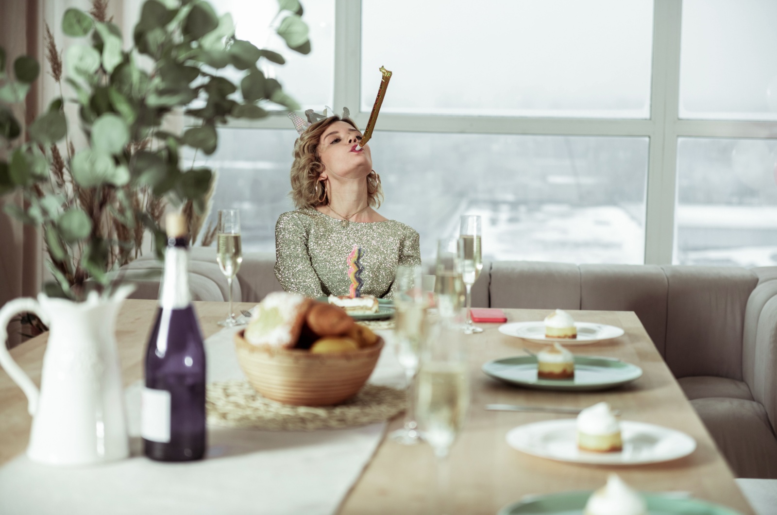 traurige frau bei feier