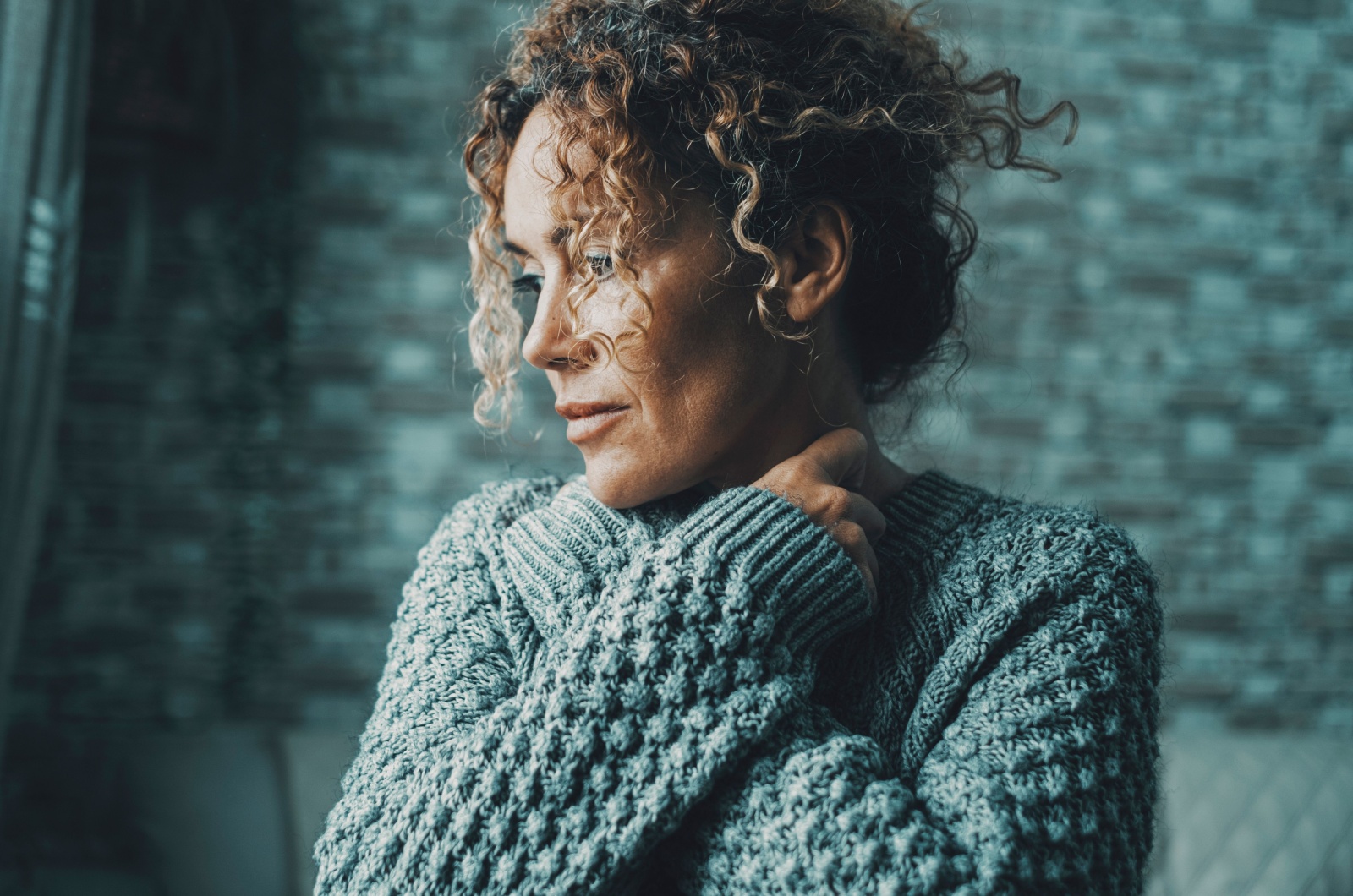 traurige frau lockige haare