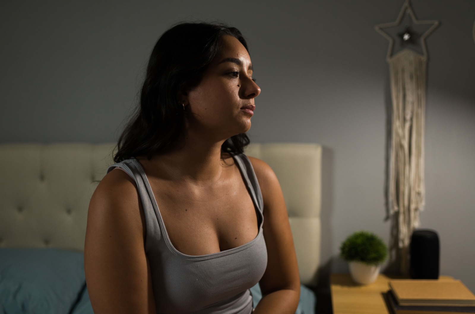 traurige frau sitzt alleine im schlafzimmer