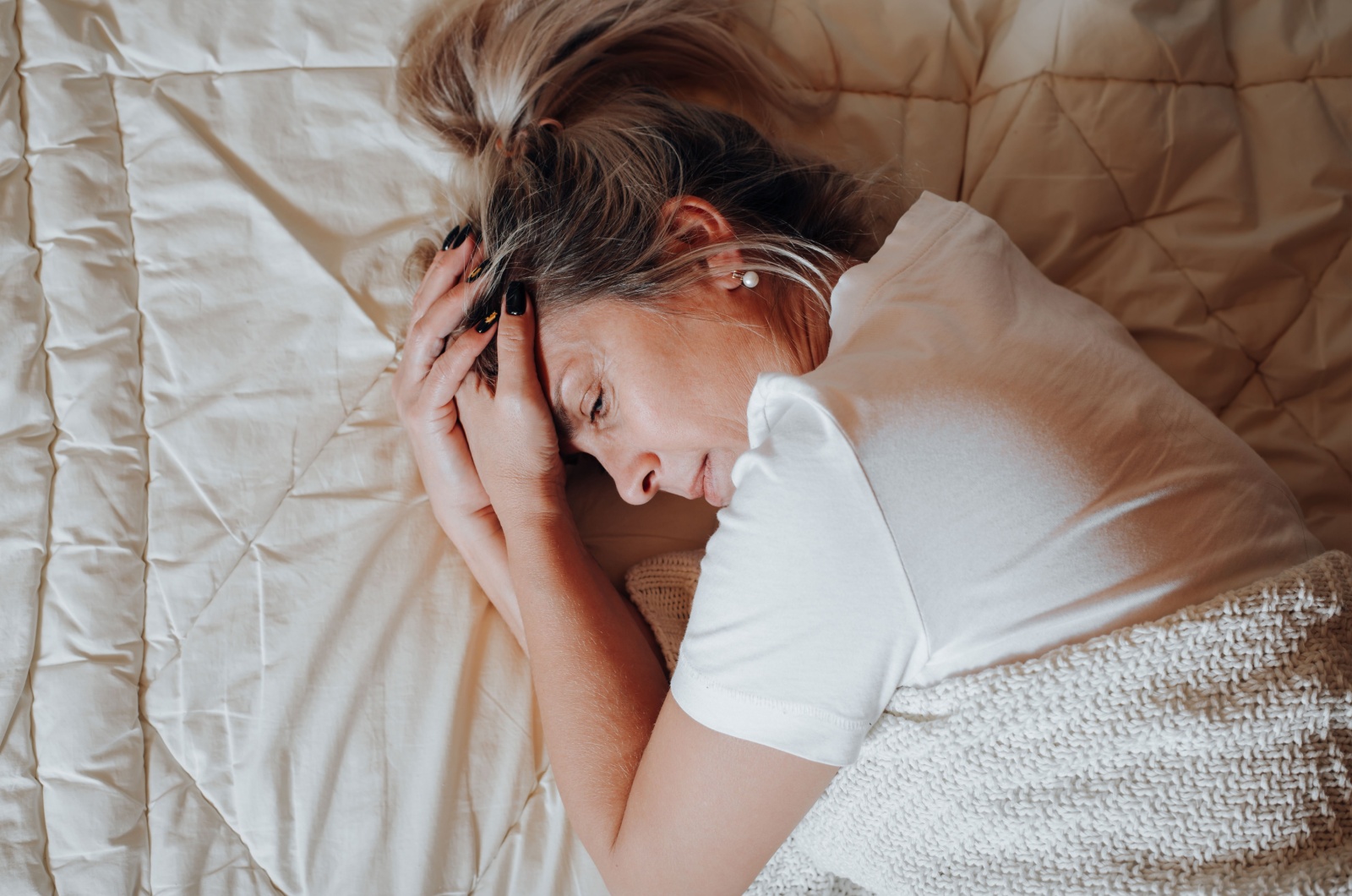 traurige weinende frau liegt im bett