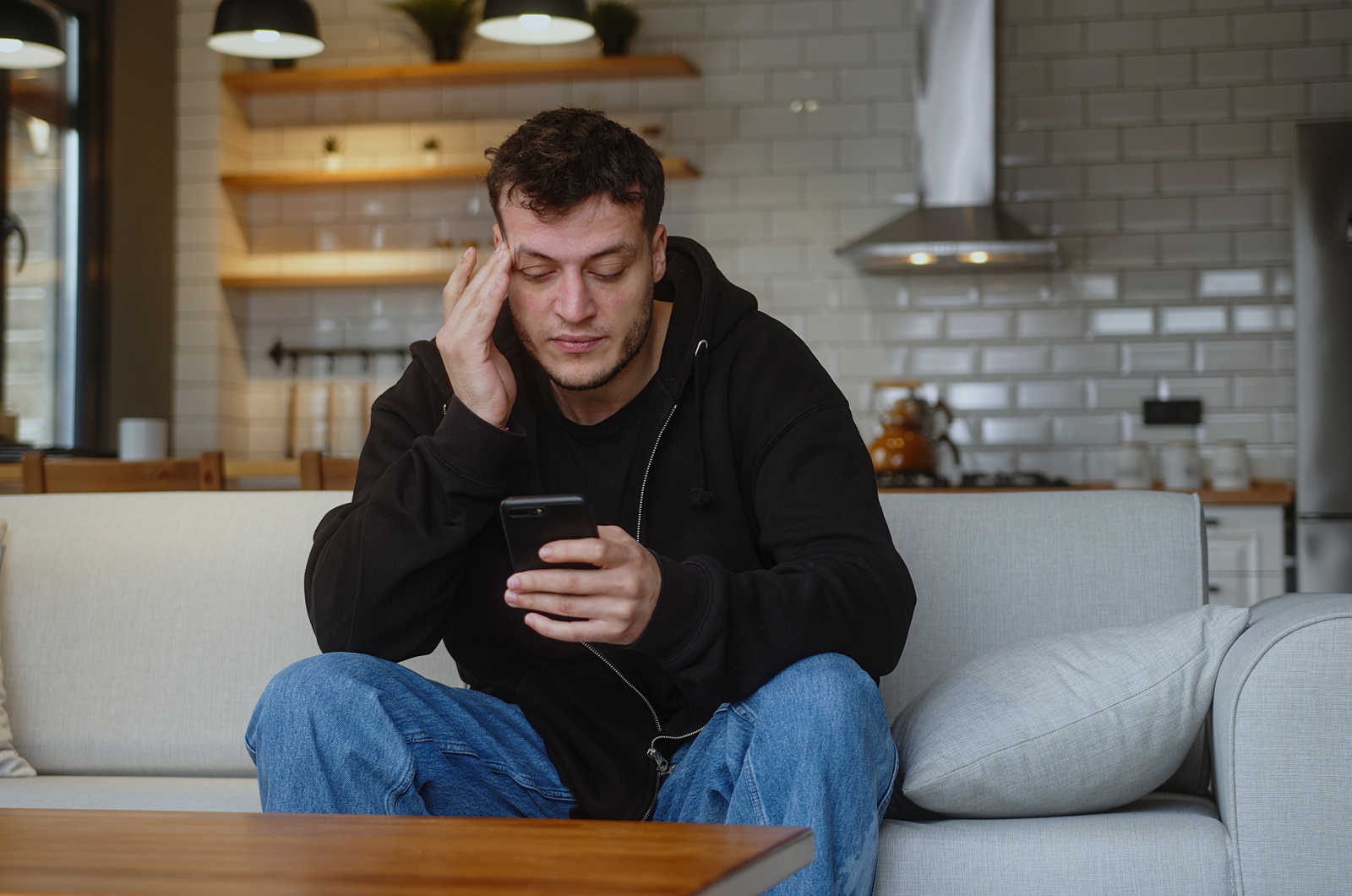 trauriger mann auf dem handy