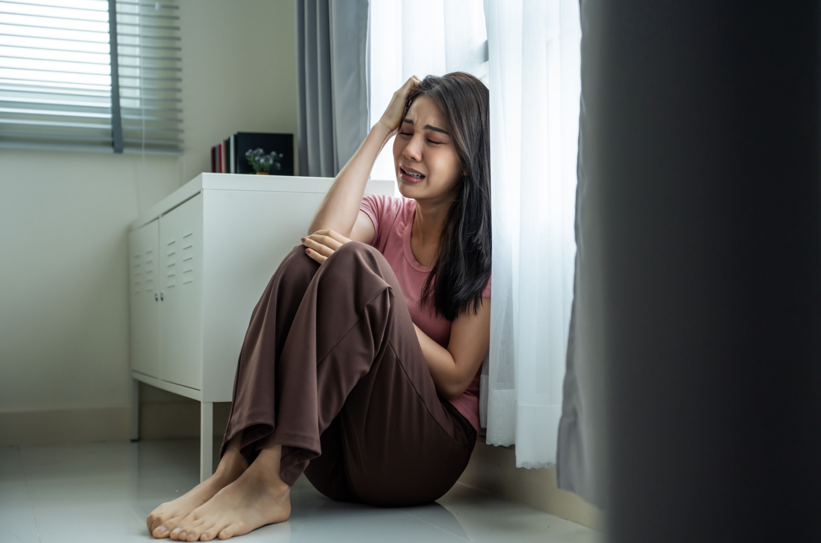 weinende frau sitzt am boden