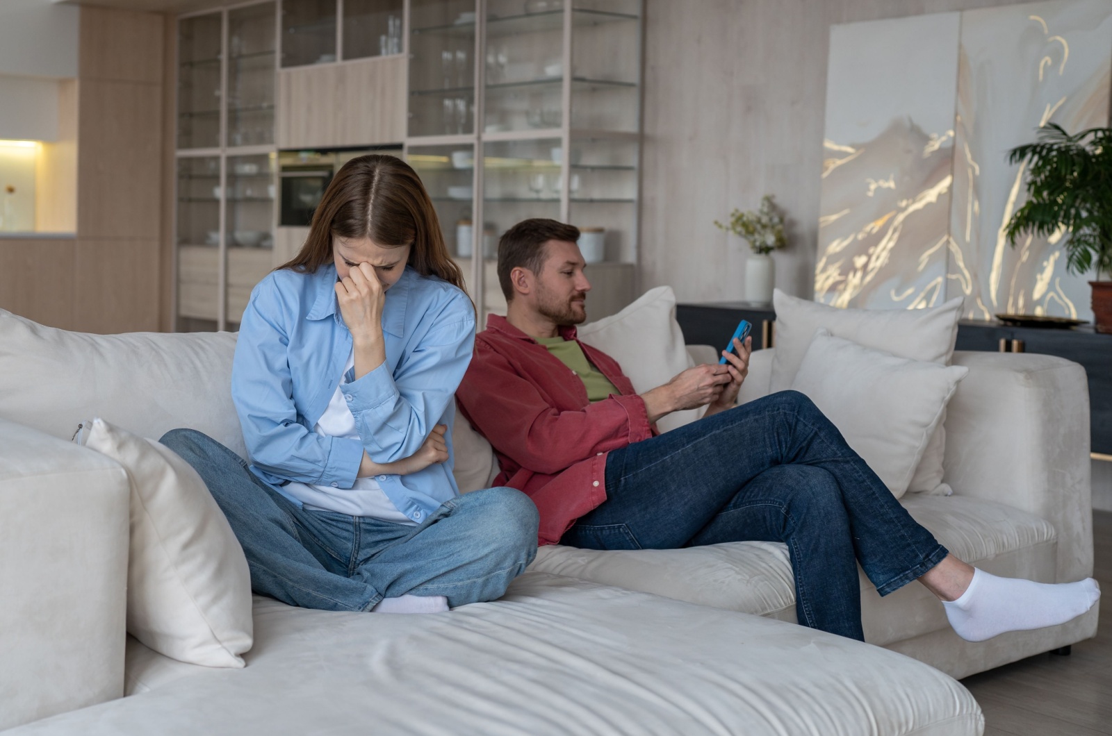 weinende frau wird vom mann ignoriert