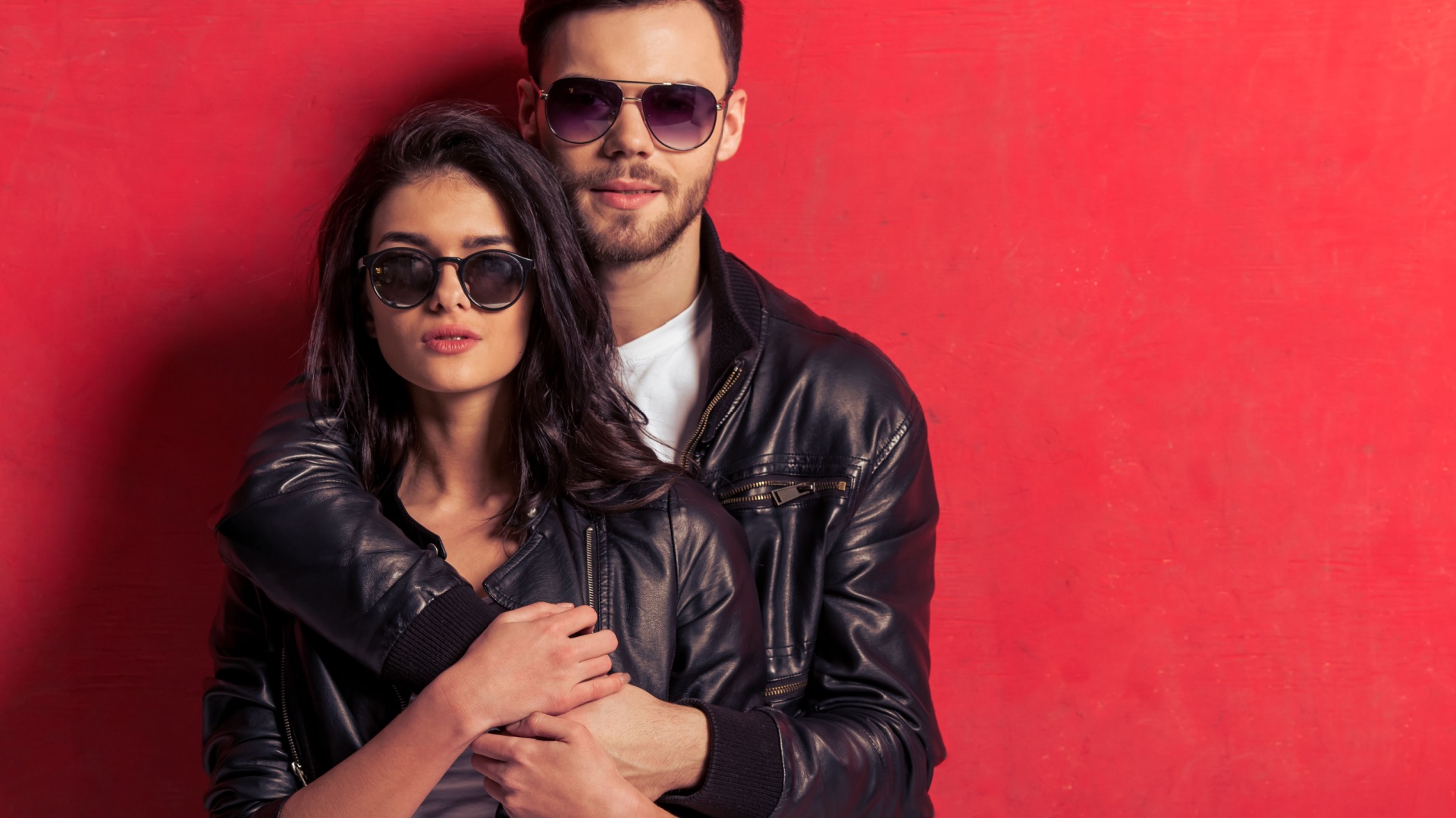 mann und frau mit sonnenbrillen